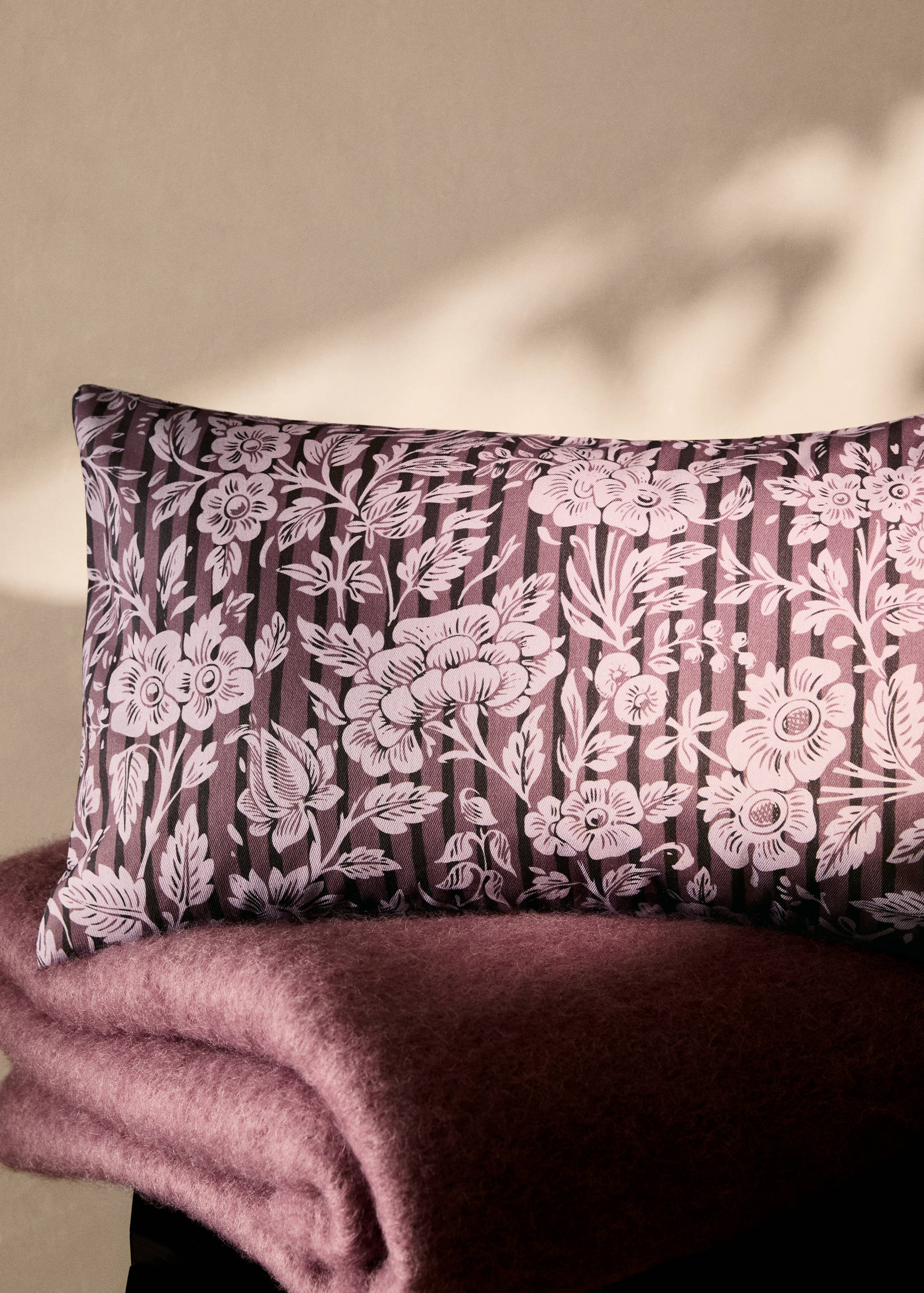 Kissenbezug mit Blumen- und Streifenmuster, 30 x 50 cm - Allgemeine Ansicht