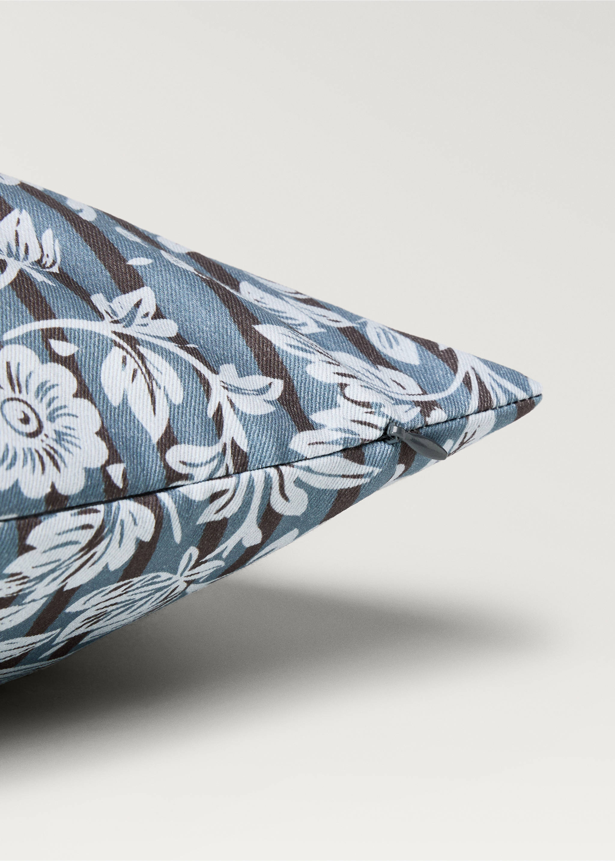 Cushion cover with printed flowers and stripes 45x45 cm - Details of the article 2, Blue. Ref: 87002034-00.