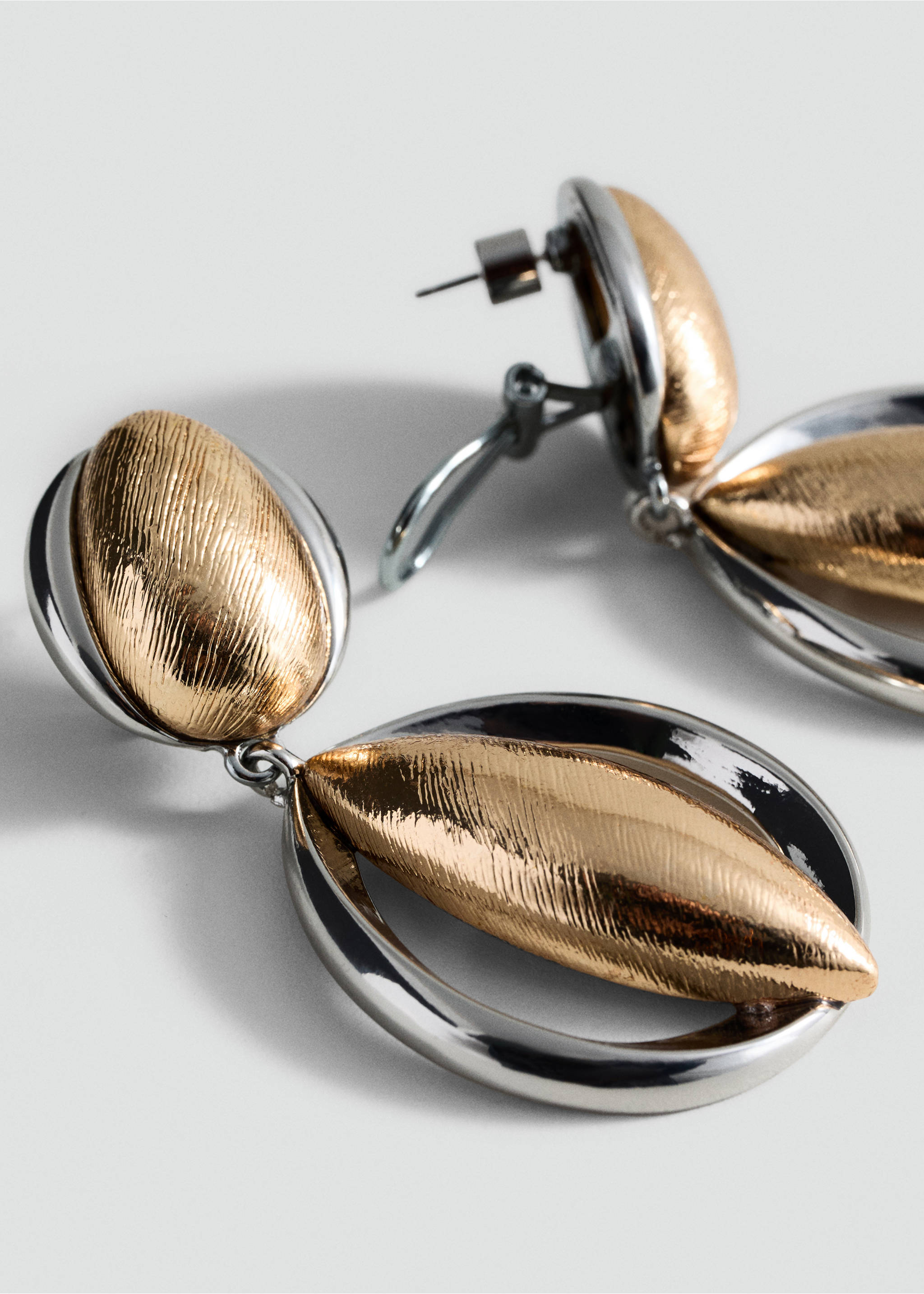 Boucles d'oreilles design circulaire - Plan moyen, Or. Ref: 87002549-00.