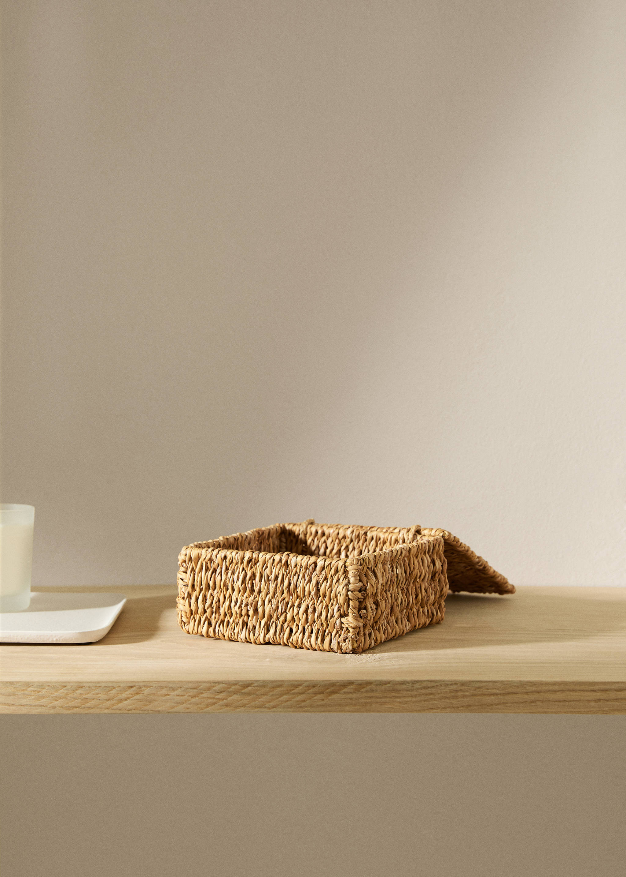 Medium natural fibre basket with lid - General plane