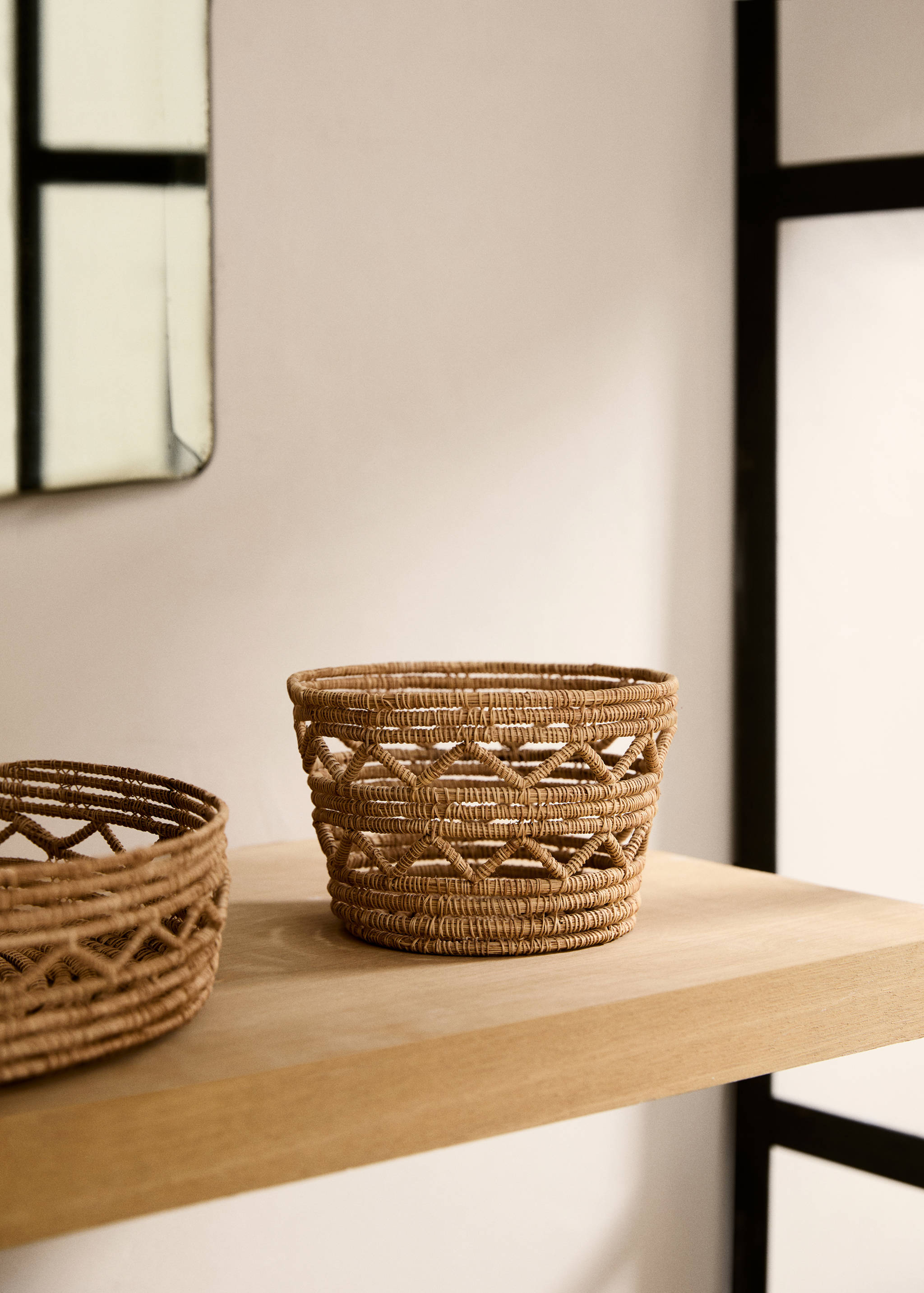 Small natural fibre braided basket - General plane
