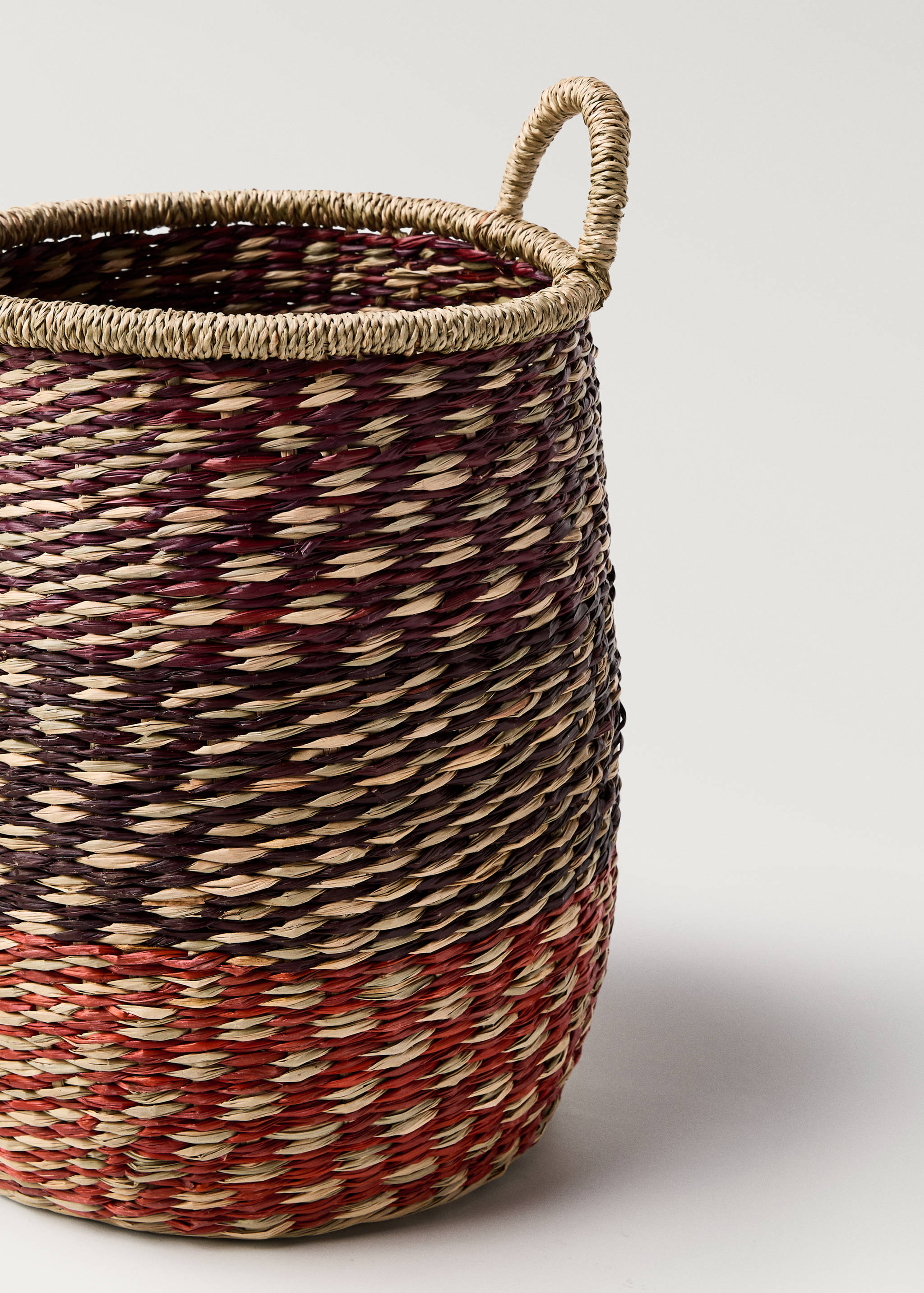 Coloured seagrass basket with double handles - Details of the article 1