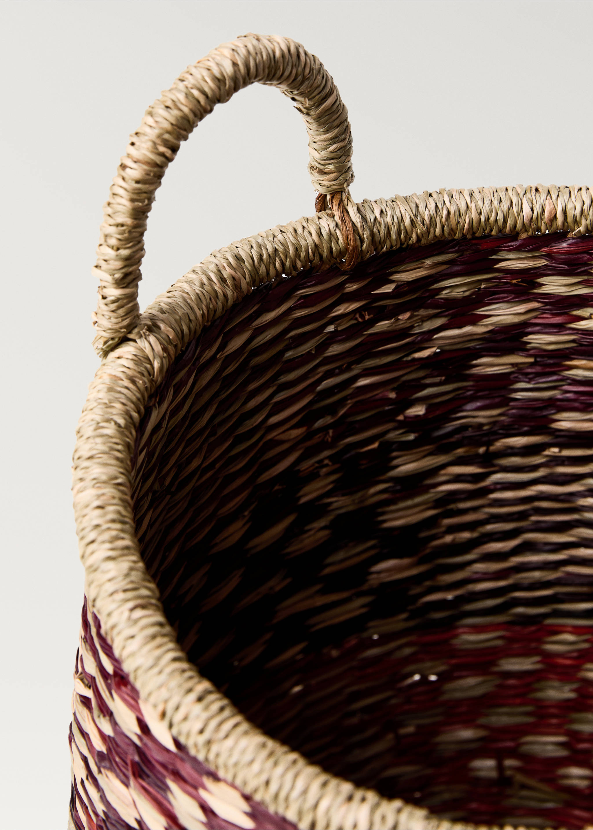 Coloured seagrass basket with double handles - Details of the article 2, Burnt Orange. Ref: 87002927-00.