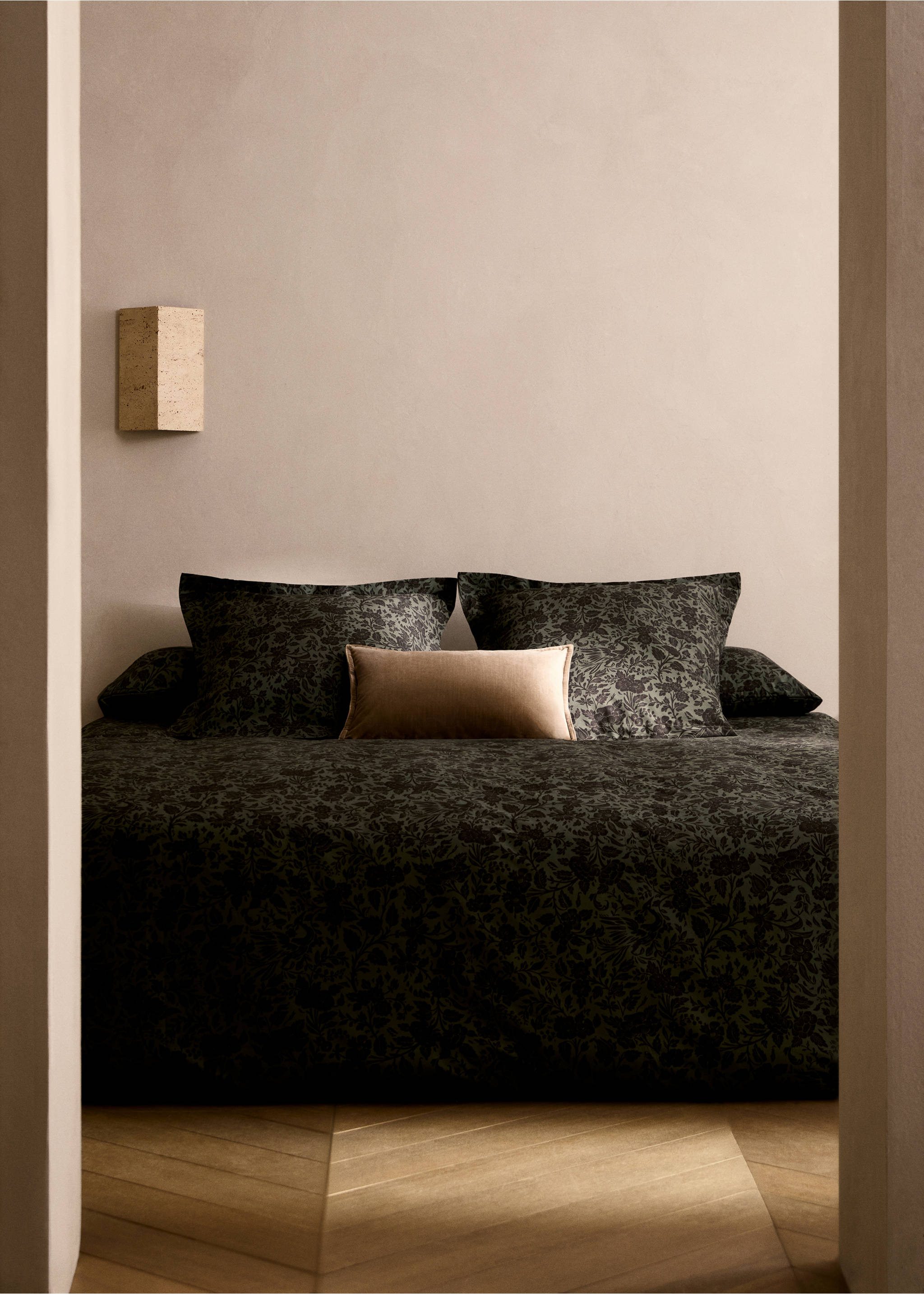 Bettbezug aus Baumwollperkal mit zweifarbigem Blumenmuster für Bett 90 cm - Allgemeine Ansicht, Khaki. Ref: 87002954-00.