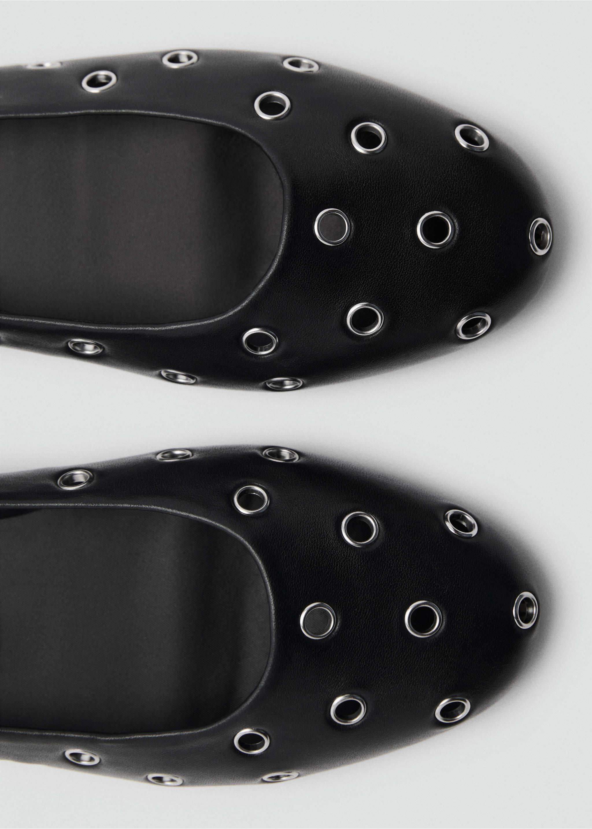 Ballerines perforées - Détail de l'article 1, Noir. Ref: 87003277-00.