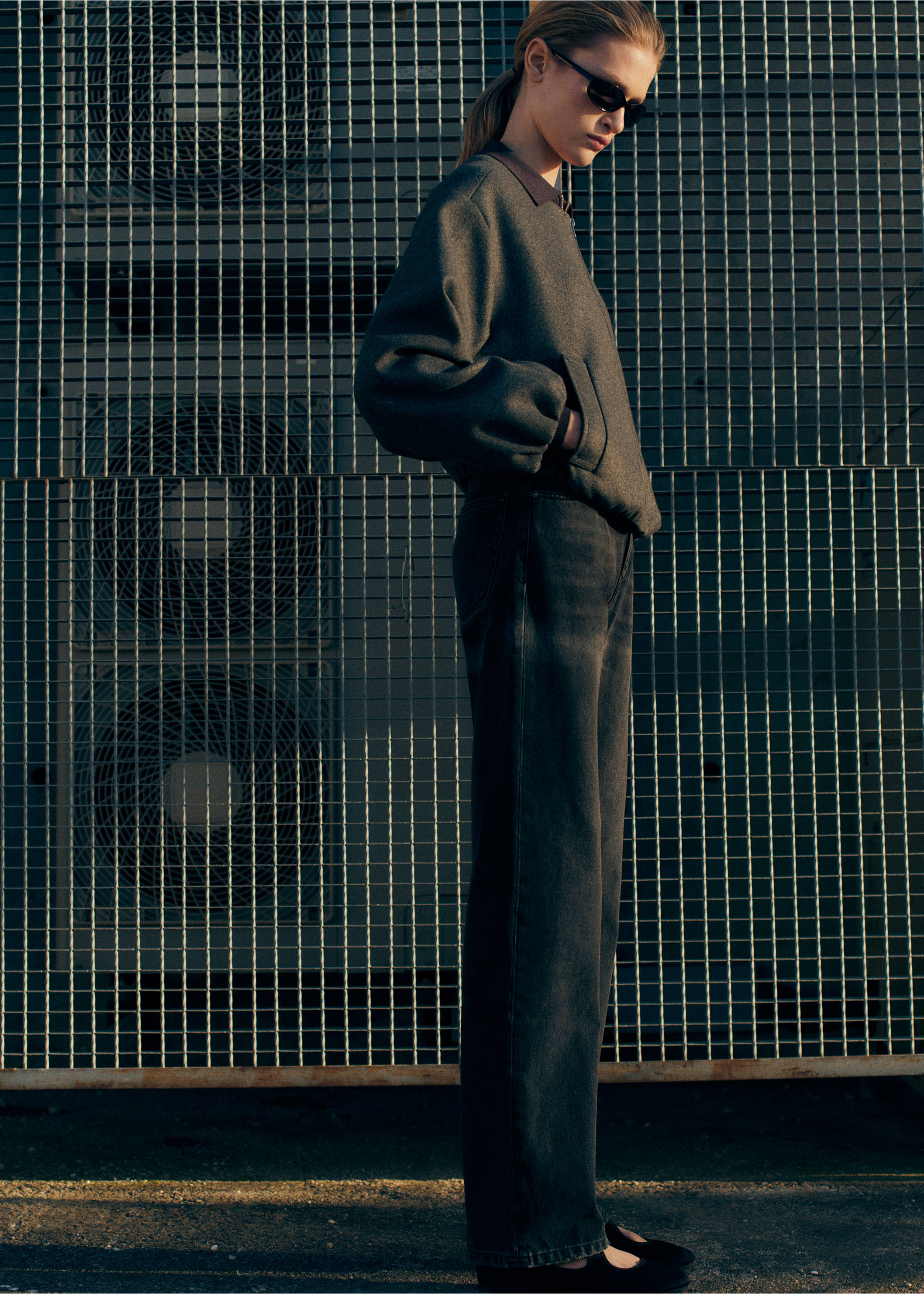 Miami medium-rise straight-fit jeans - Details of the article 9, Black denim. Ref: 87003285-00.