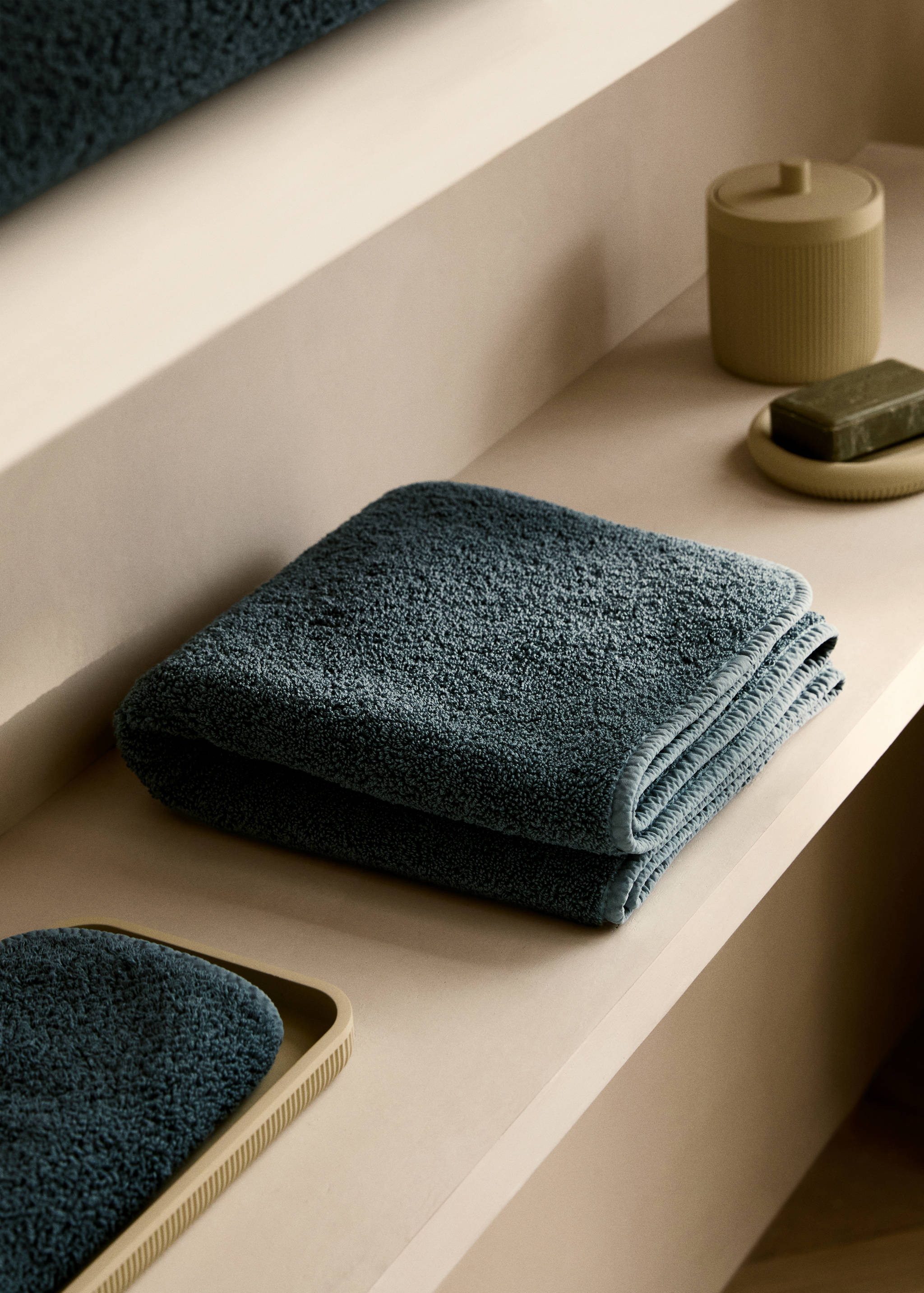 Washbasin towel with dyed piece - General plane