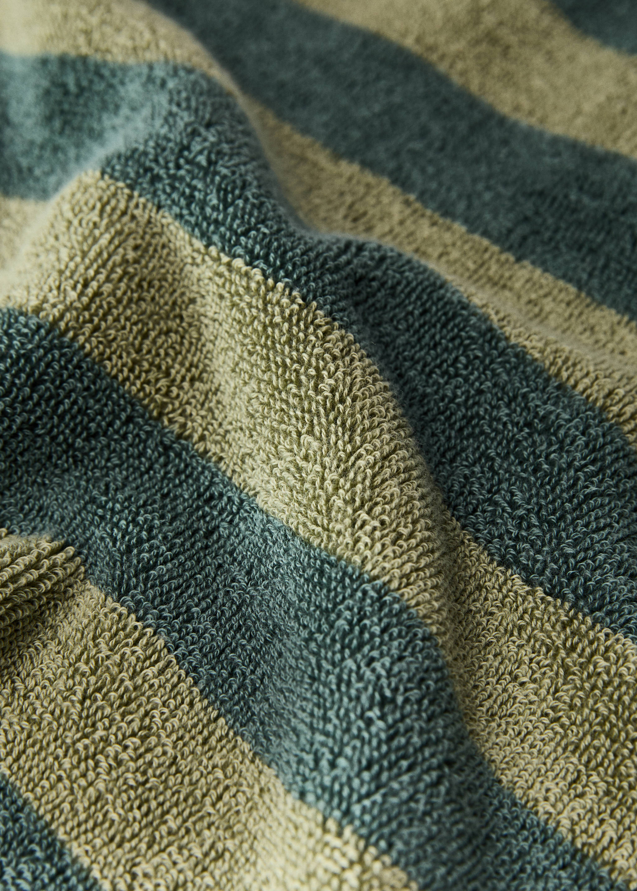 Two-tone striped towel - Details of the article 1