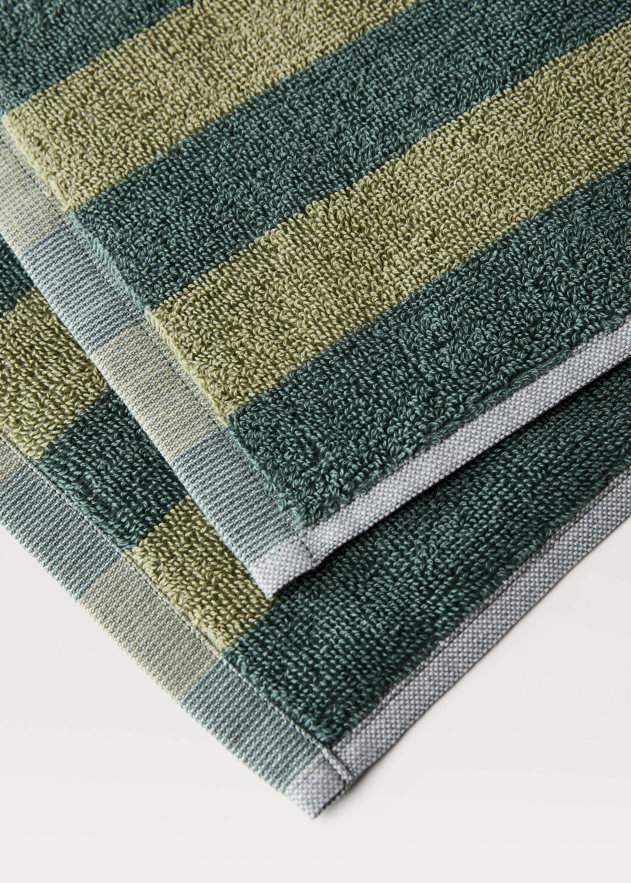 Two-tone striped towel - Details of the article 2
