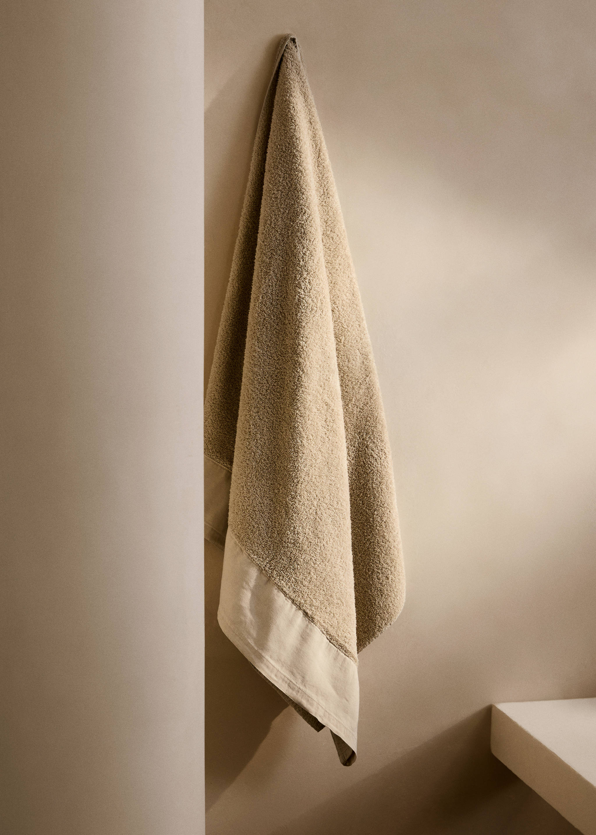 Bath towel with linen trim - General plane