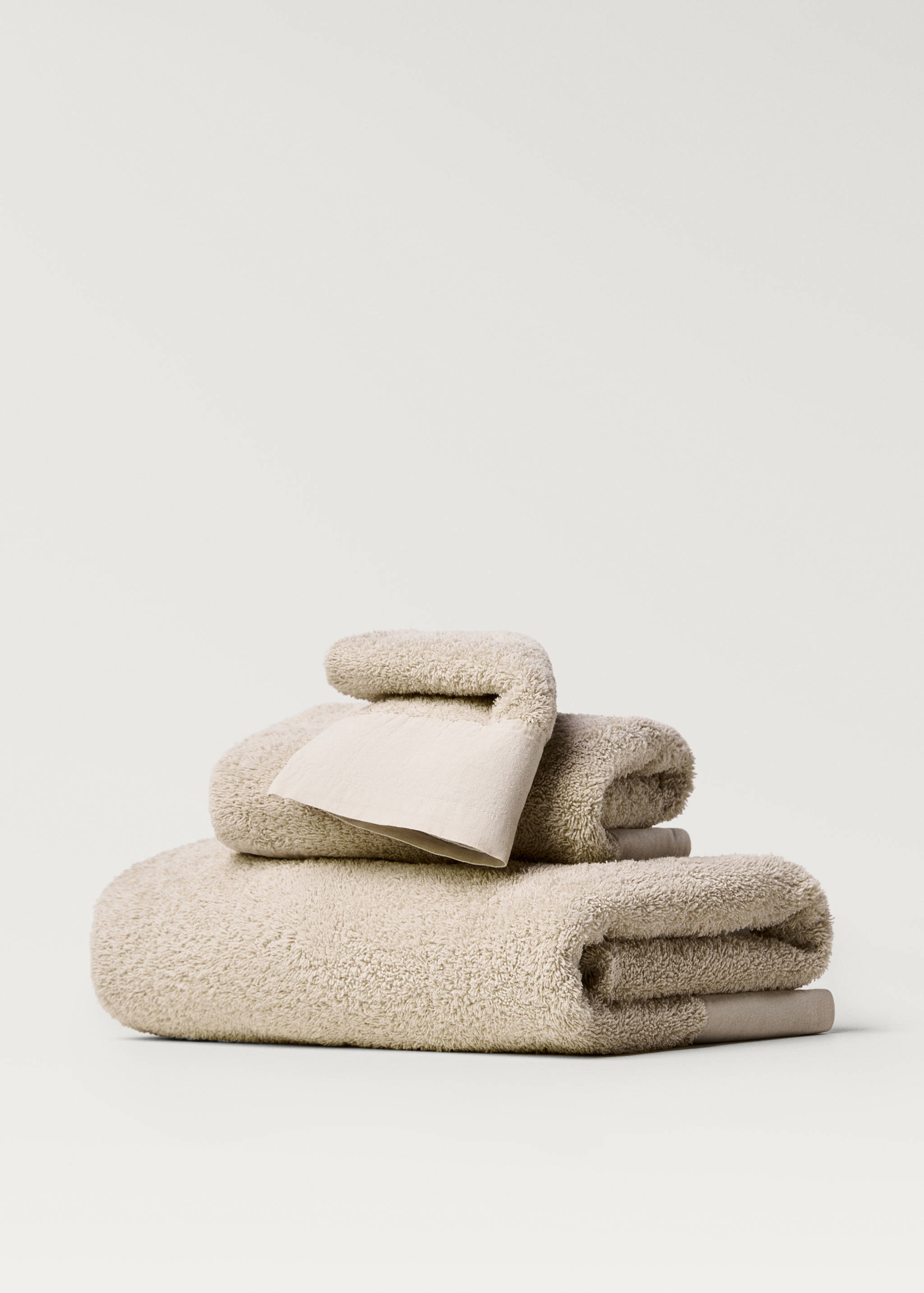 Bath towel with linen trim - Article without model