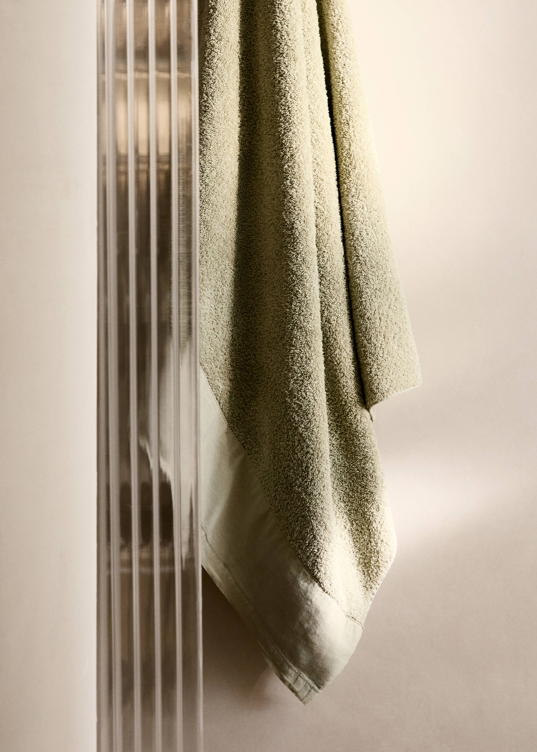 Bath towel with linen trim - General plane