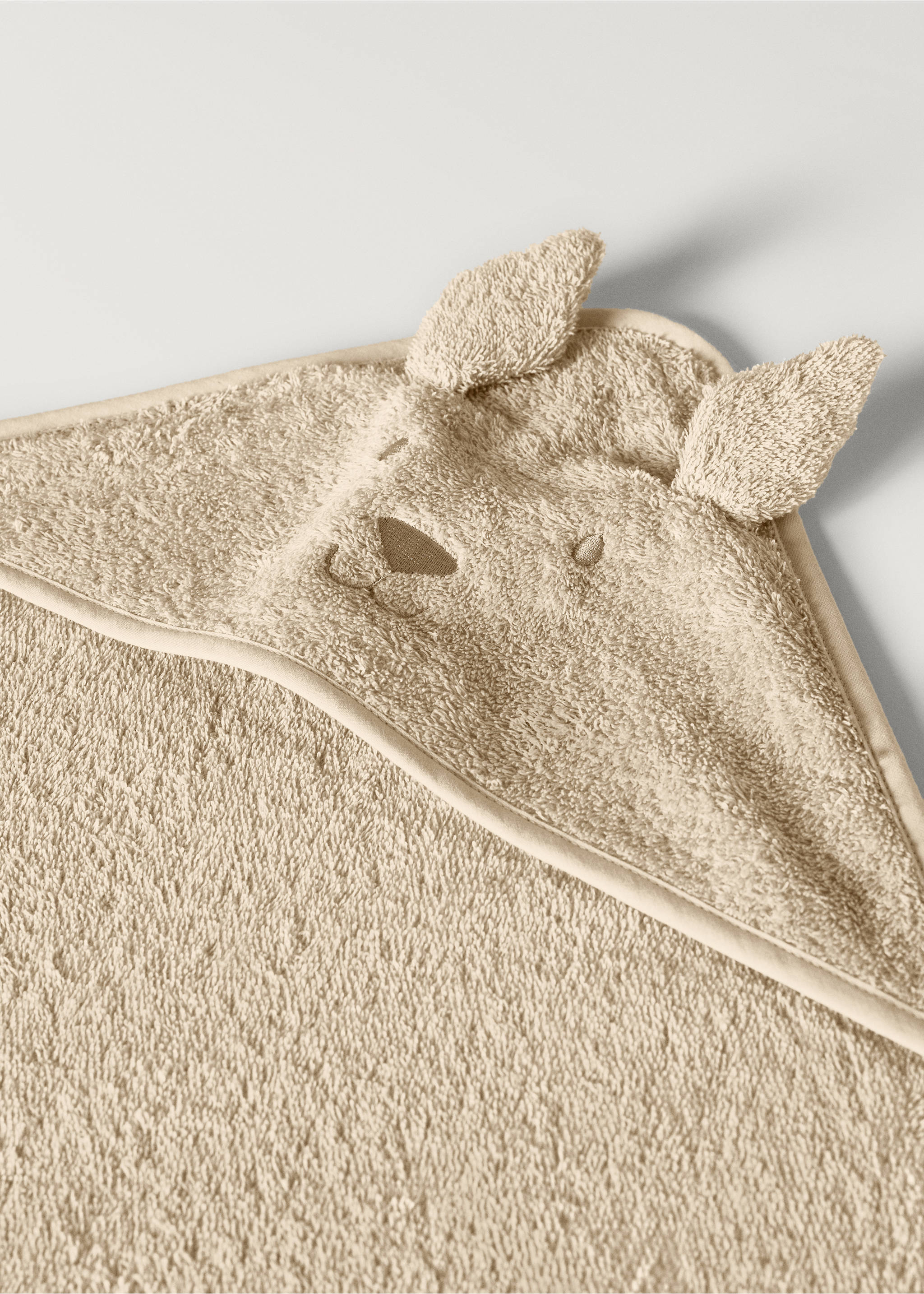 Kinderbadetuch mit Kapuze aus Frottee mit Öhrchen - Detail des Artikels 2, Beige. Ref: 87003376-00.