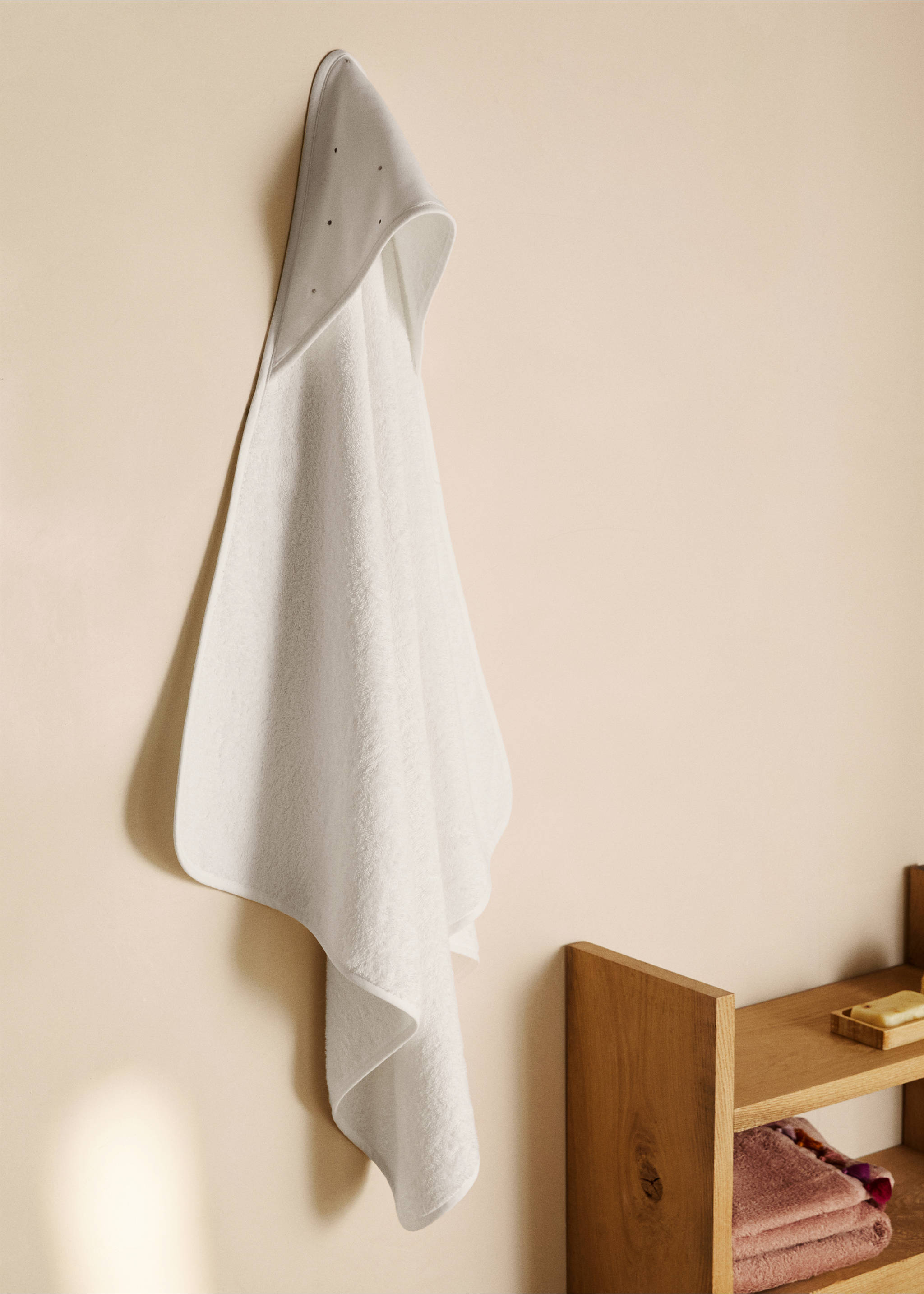 Children's bath towel embroidered with polka dots - General plane, White. Ref: 87003377-00.