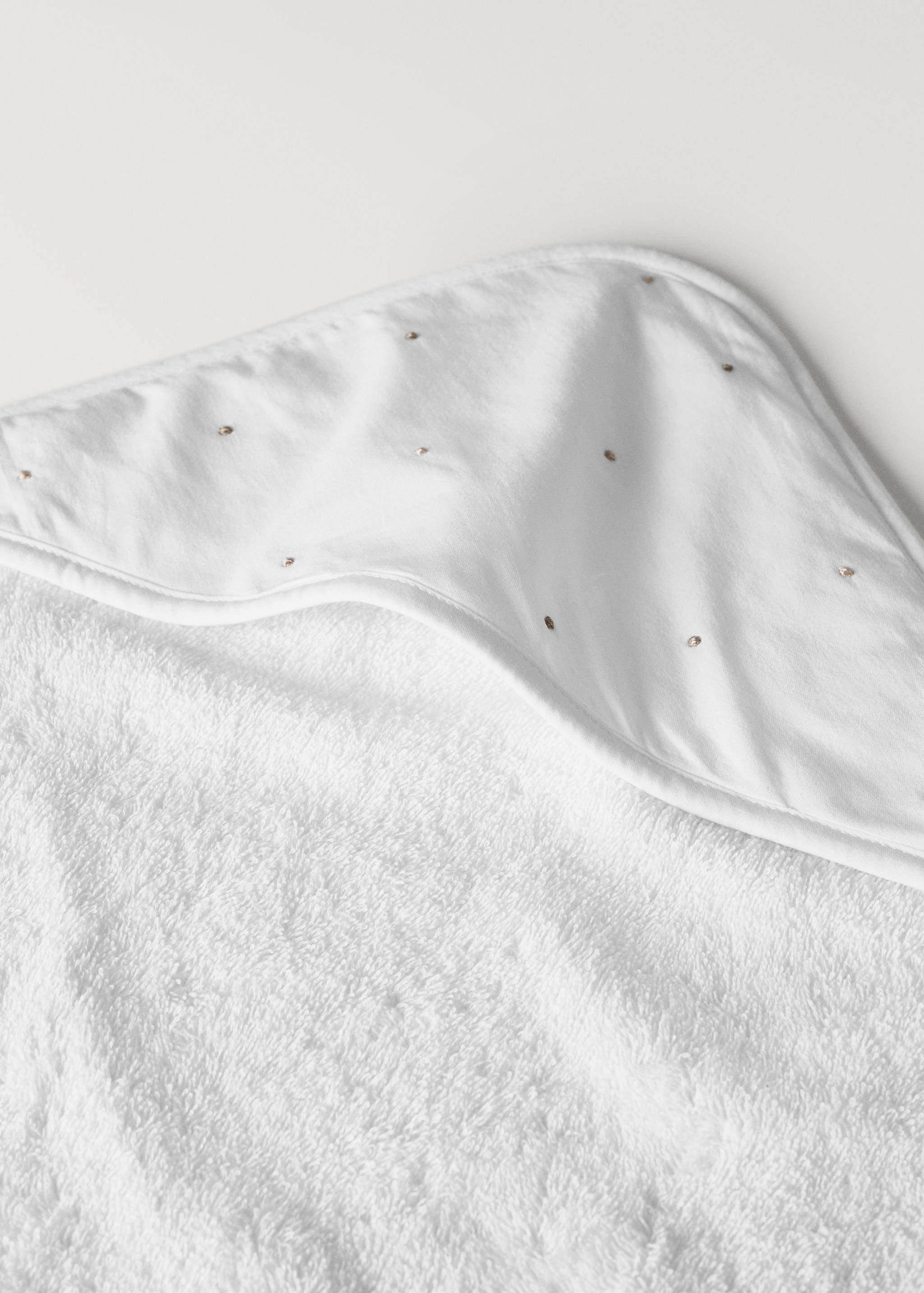 Children's bath towel embroidered with polka dots - Details of the article 2