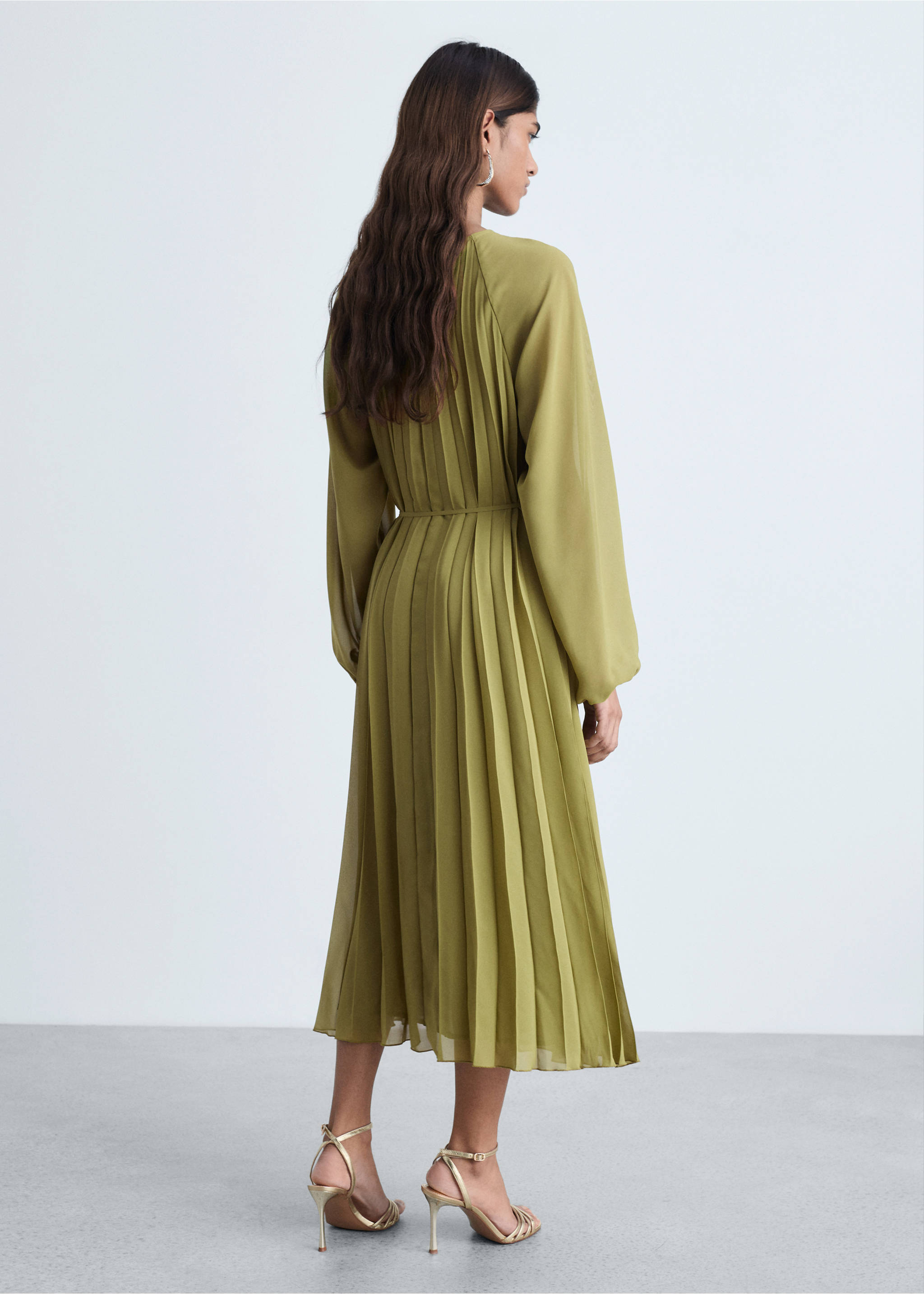Pleated dress with bow belt - Reverse of the article, Olive Green. Ref: 87004071-00.
