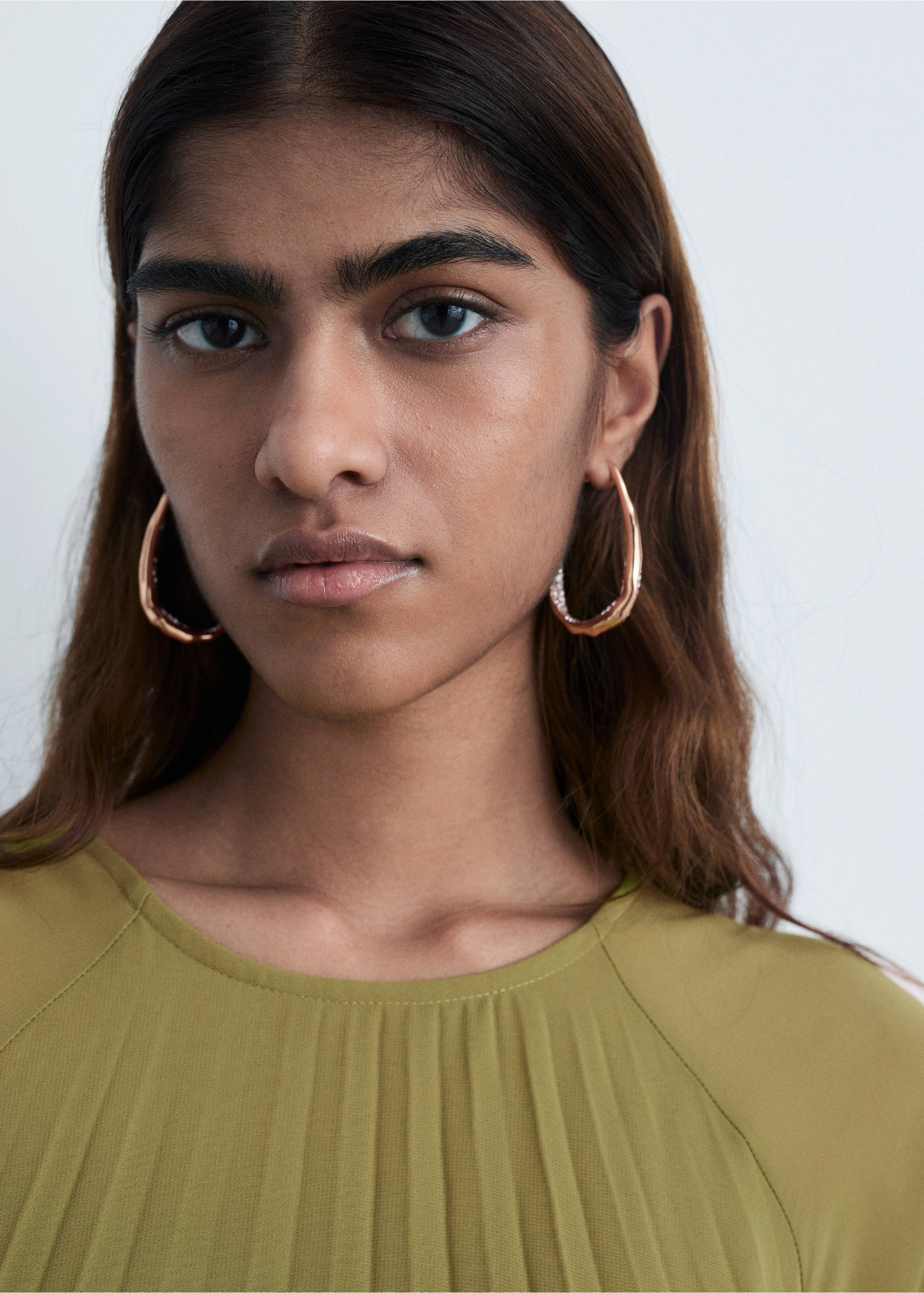 Pleated dress with bow belt - Details of the article 1, Olive Green. Ref: 87004071-00.