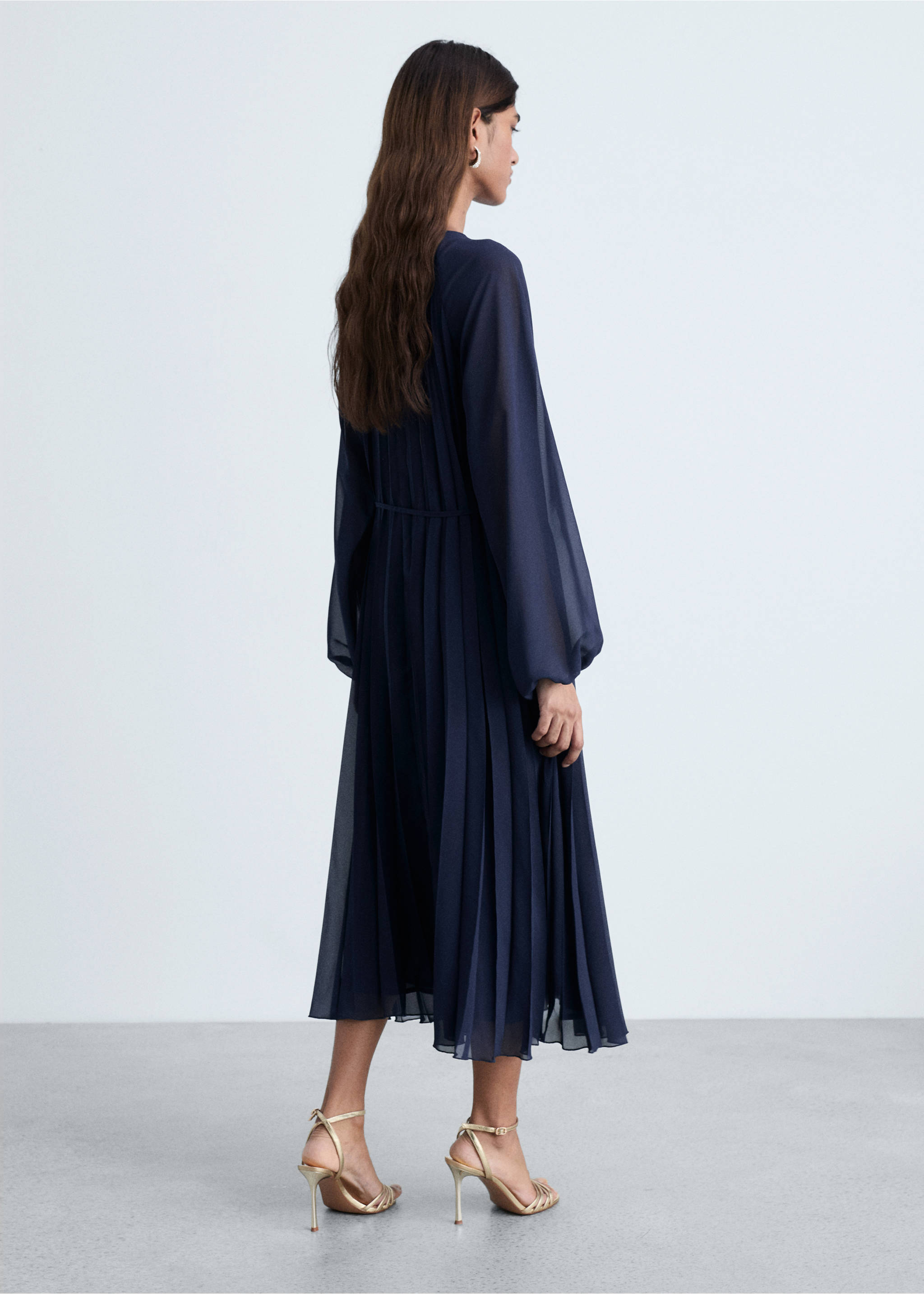 Pleated dress with bow belt - Reverse of the article, Navy. Ref: 87004071-00.
