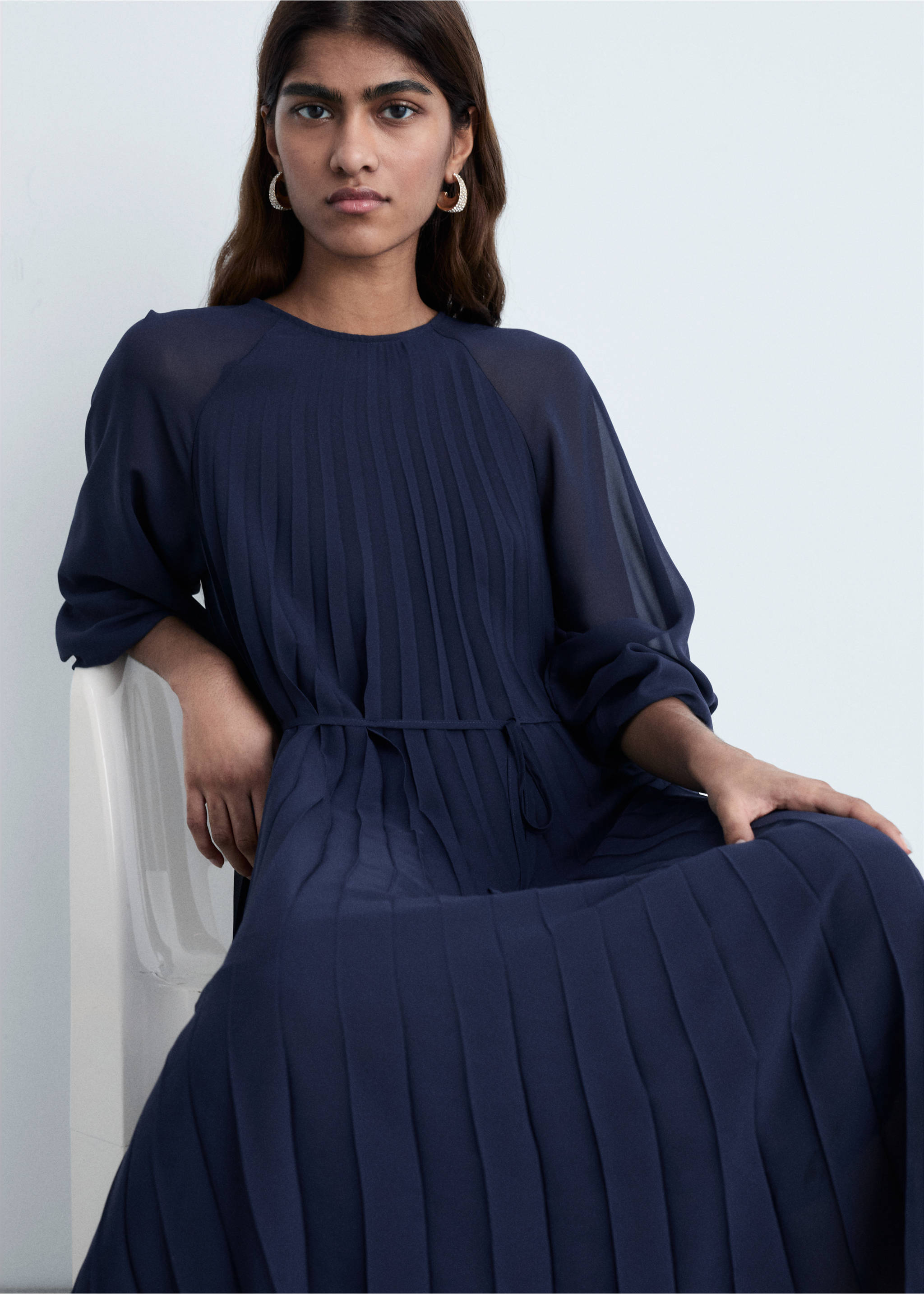 Pleated dress with bow belt - Details of the article 2, Navy. Ref: 87004071-00.