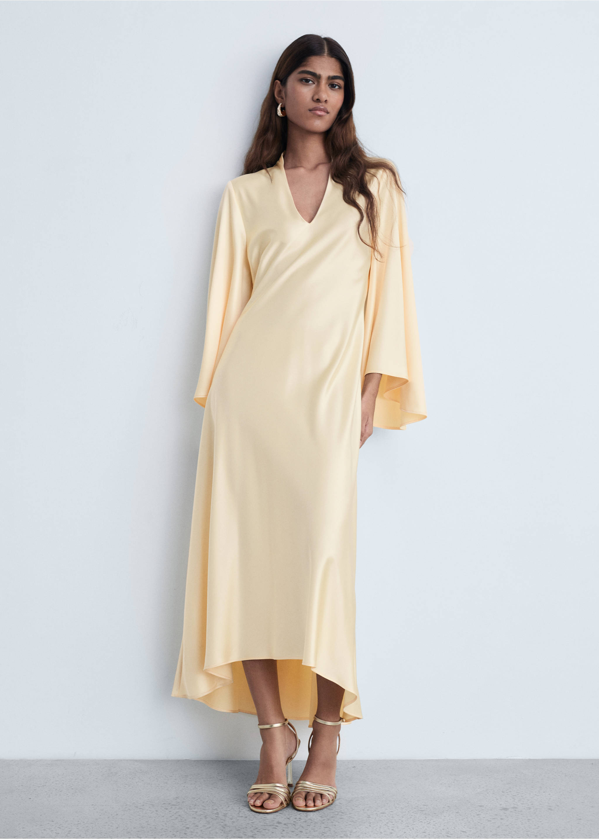 V-neck dress with flared sleeves - General plane, Gold. Ref: 87004076-00.