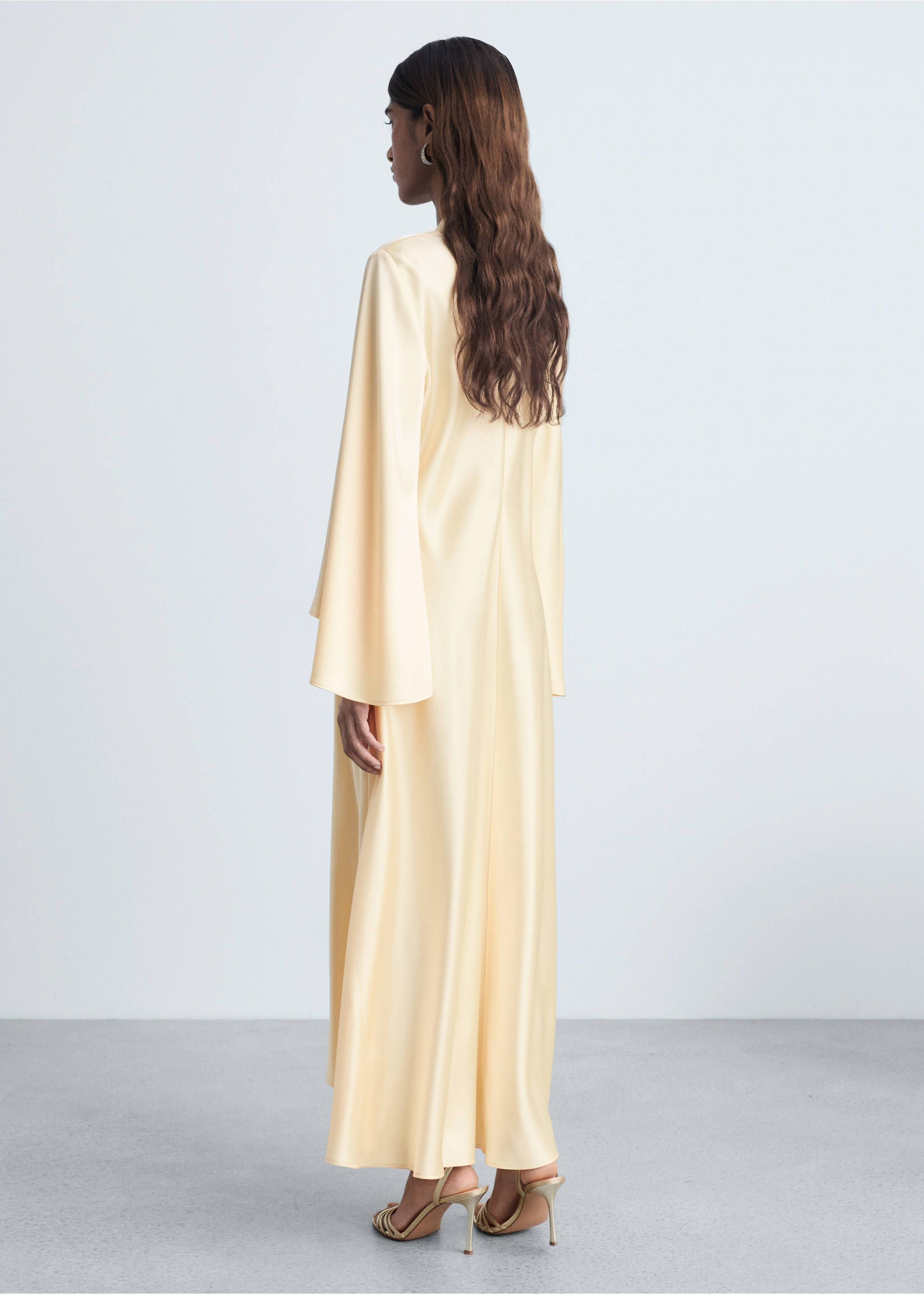 V-neck dress with flared sleeves - Reverse of the article, Gold. Ref: 87004076-00.