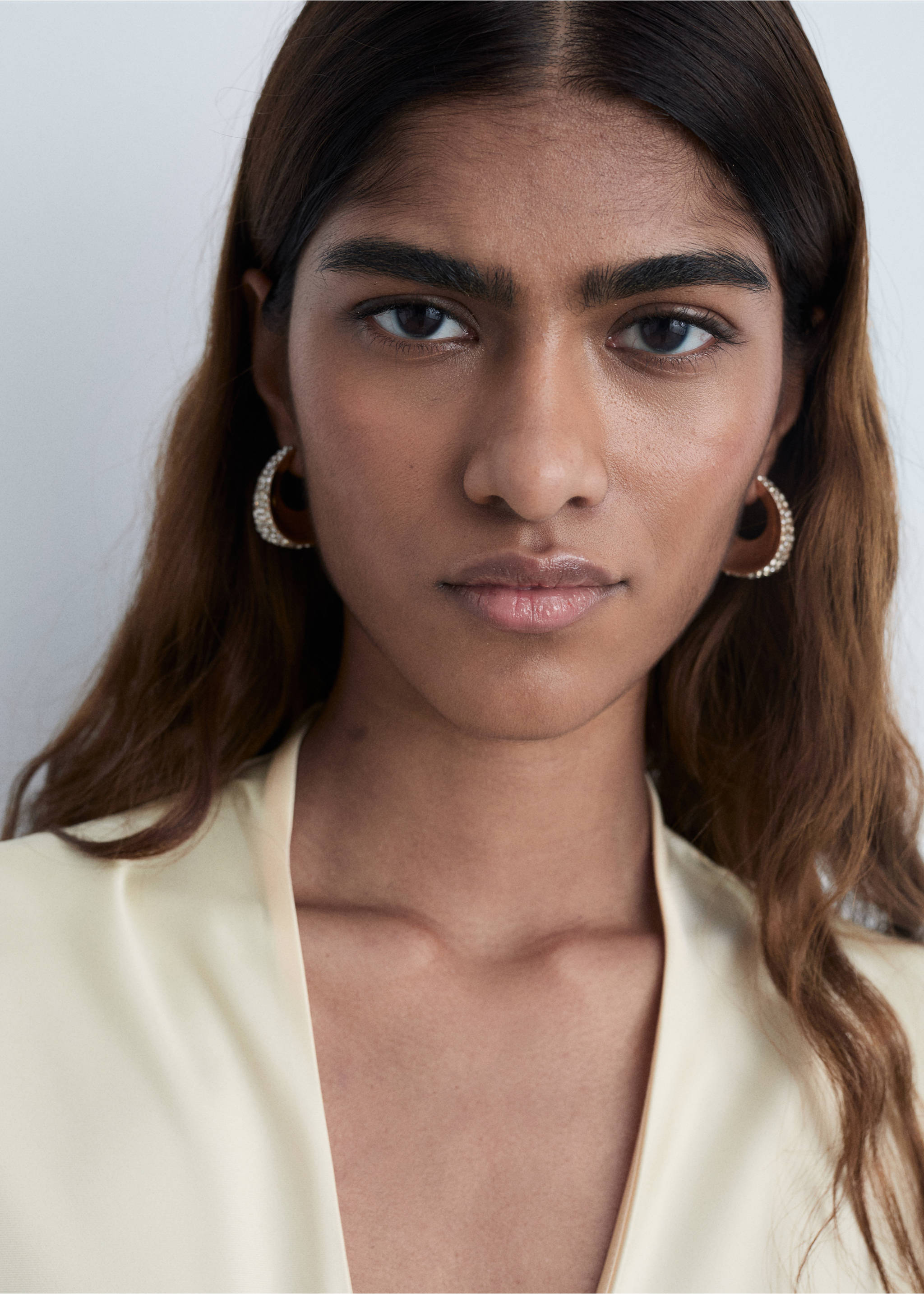 V-neck dress with flared sleeves - Details of the article 1, Gold. Ref: 87004076-00.