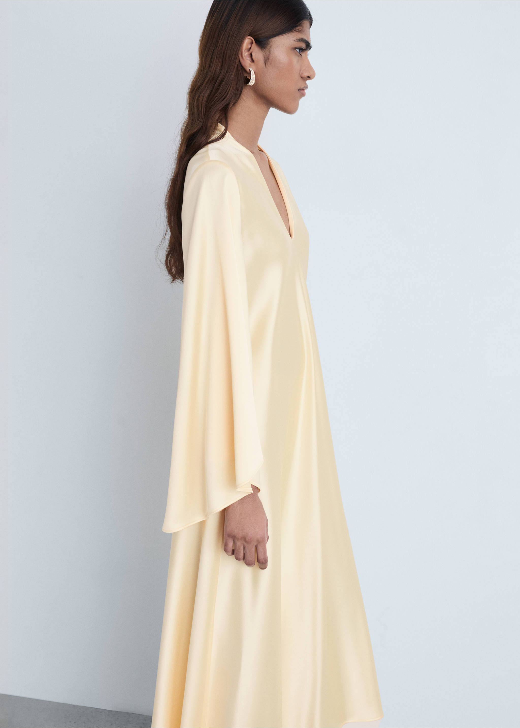 V-neck dress with flared sleeves - Details of the article 2, Gold. Ref: 87004076-00.