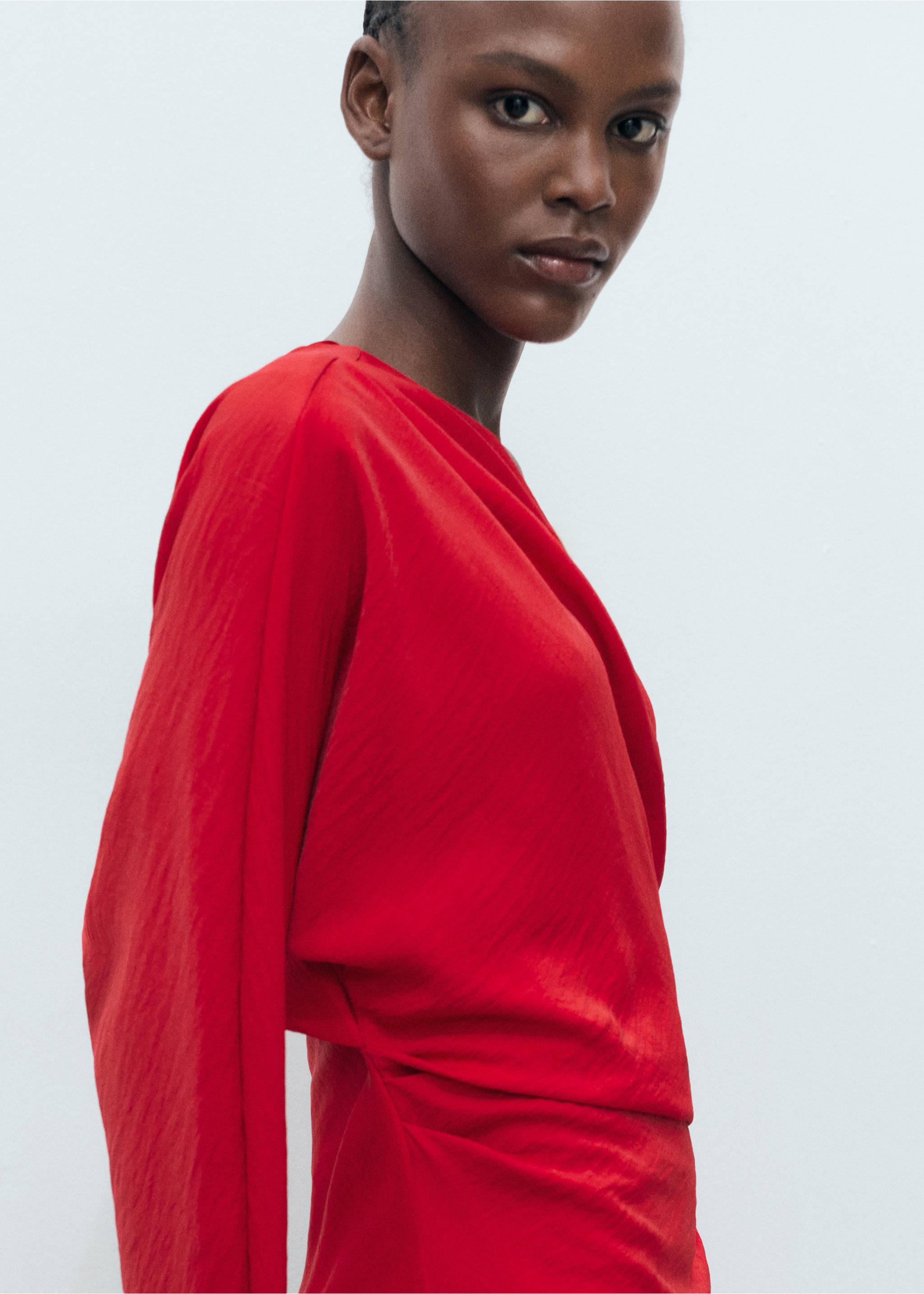 Drapiertes Kleid mit asymmetrischem Design - Detail des Artikels 1, Rot. Ref: 87004077-00.