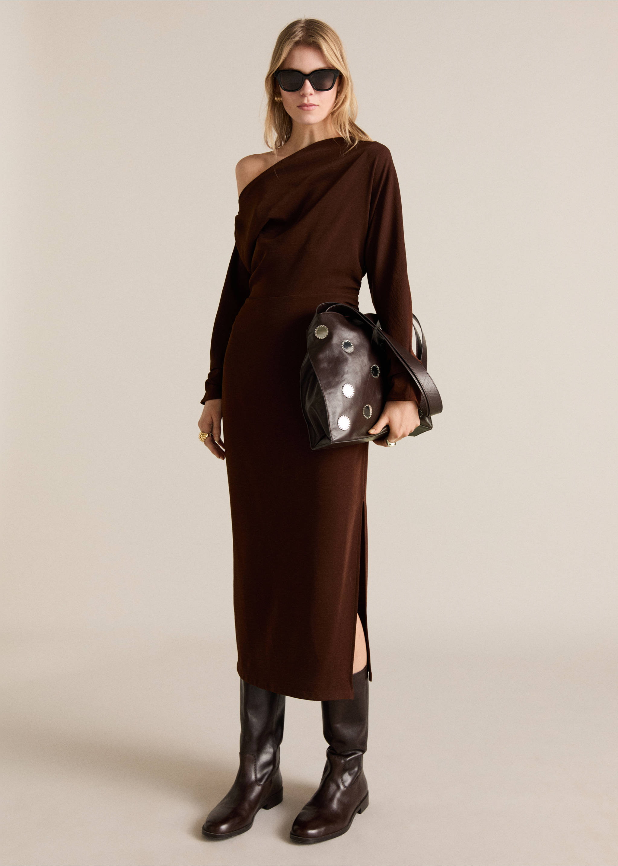 Asymmetrisches Kleid mit seitlichen Raffungen - Allgemeine Ansicht, Braun. Ref: 87004078-00.
