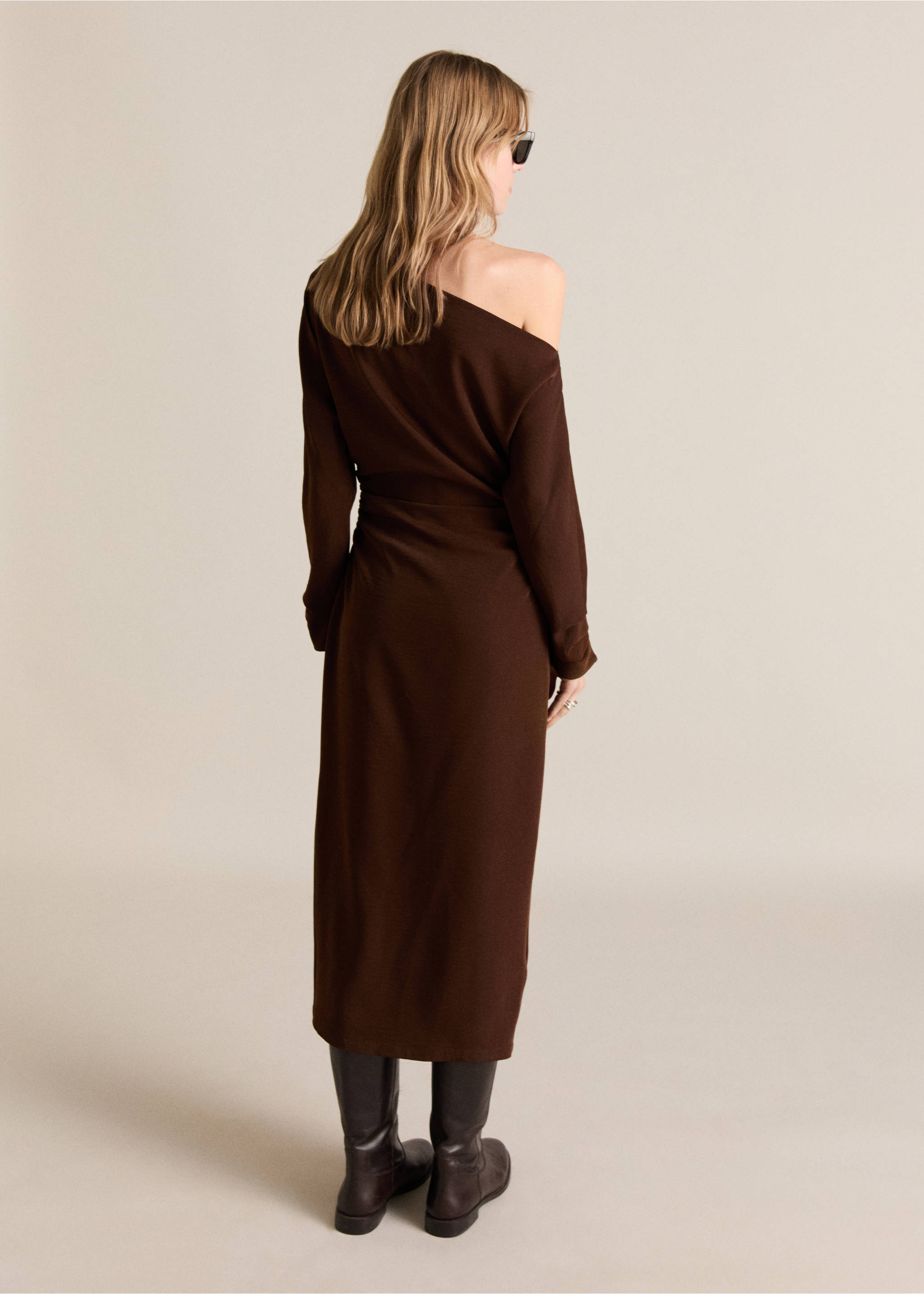Asymmetrisches Kleid mit seitlichen Raffungen - Rückseite des Artikels, Braun. Ref: 87004078-00.