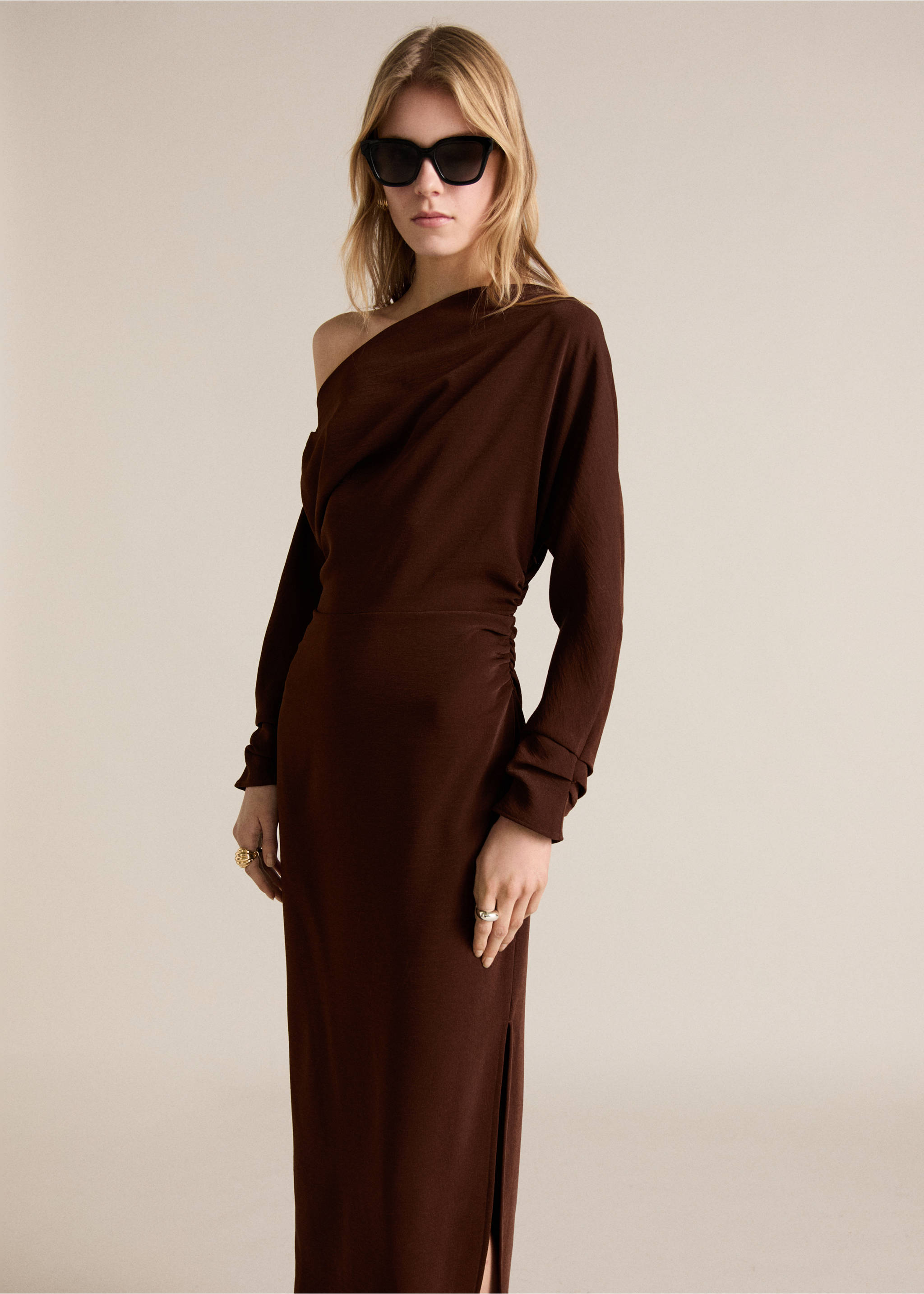Asymmetrisches Kleid mit seitlichen Raffungen - Detail des Artikels 3, Braun. Ref: 87004078-00.