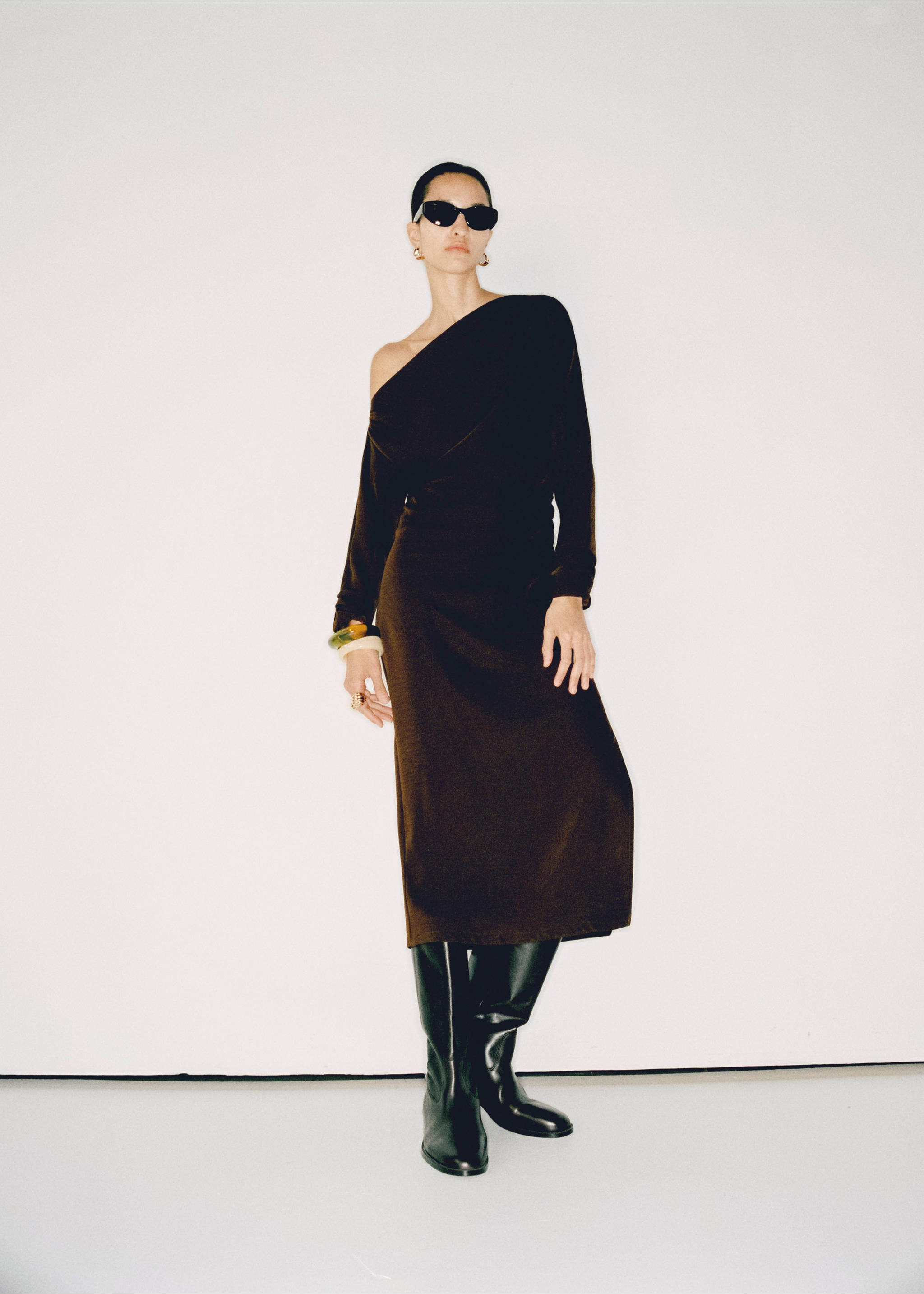 Asymmetrisches Kleid mit seitlichen Raffungen - Detail des Artikels 7, Braun. Ref: 87004078-00.