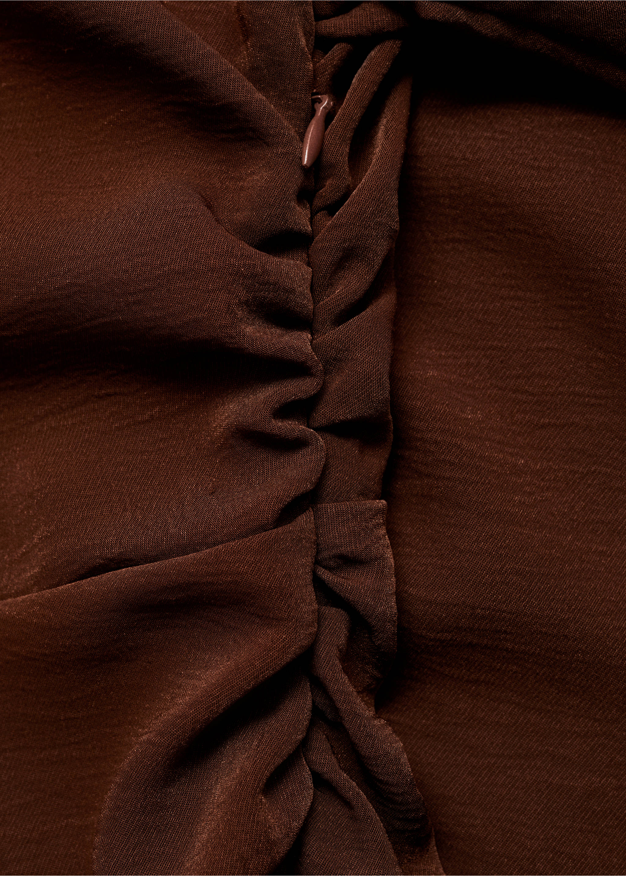Asymmetrisches Kleid mit seitlichen Raffungen - Detail des Artikels 8, Braun. Ref: 87004078-00.