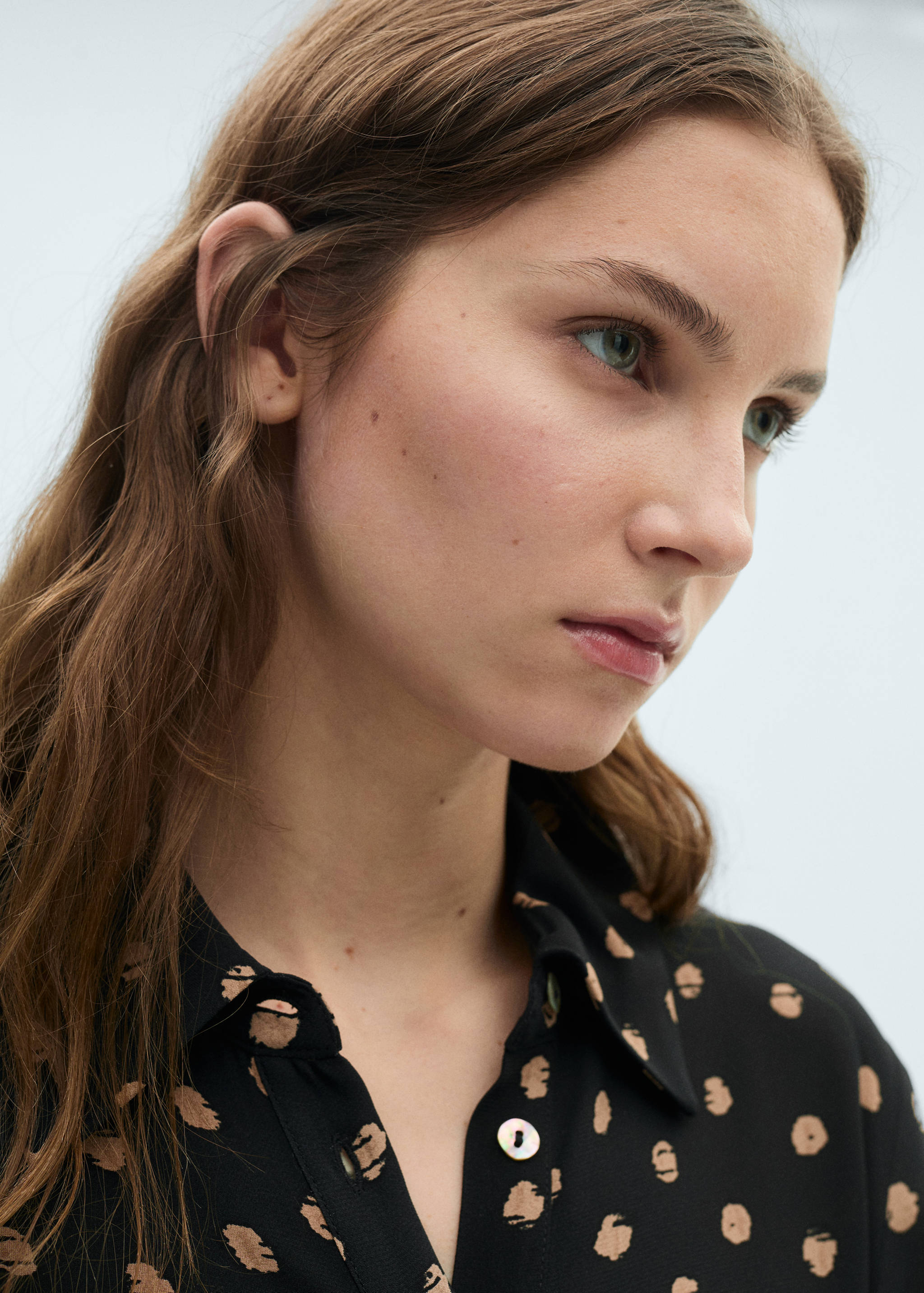 Sukienka koszulowa w grochy z ozdobnym wiązaniem - Szczegóły artykułu 1