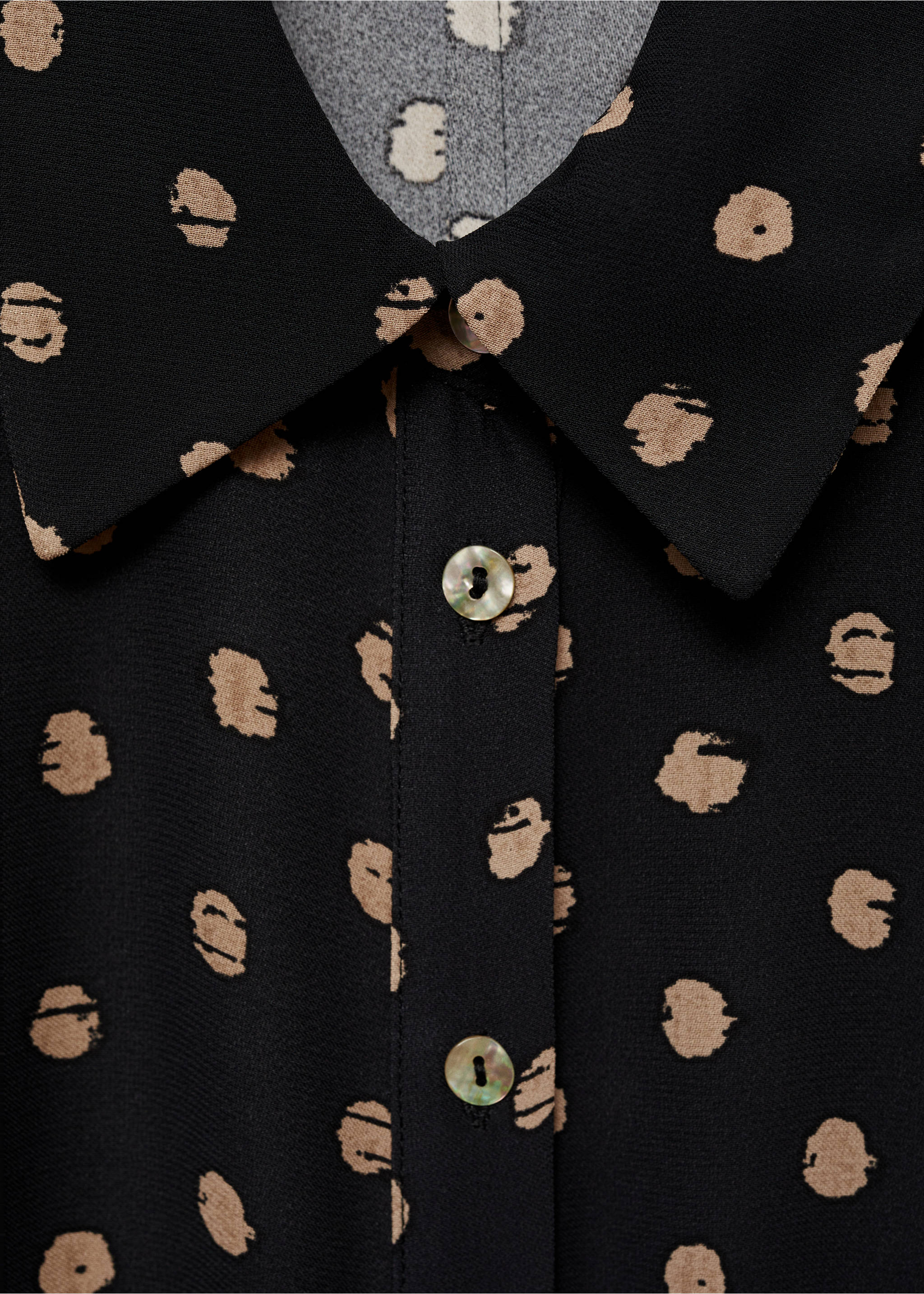 Košilové šaty s puntíky a detailem uzlu - Detail zboží 8, Černá. Ref: 87004080-00.