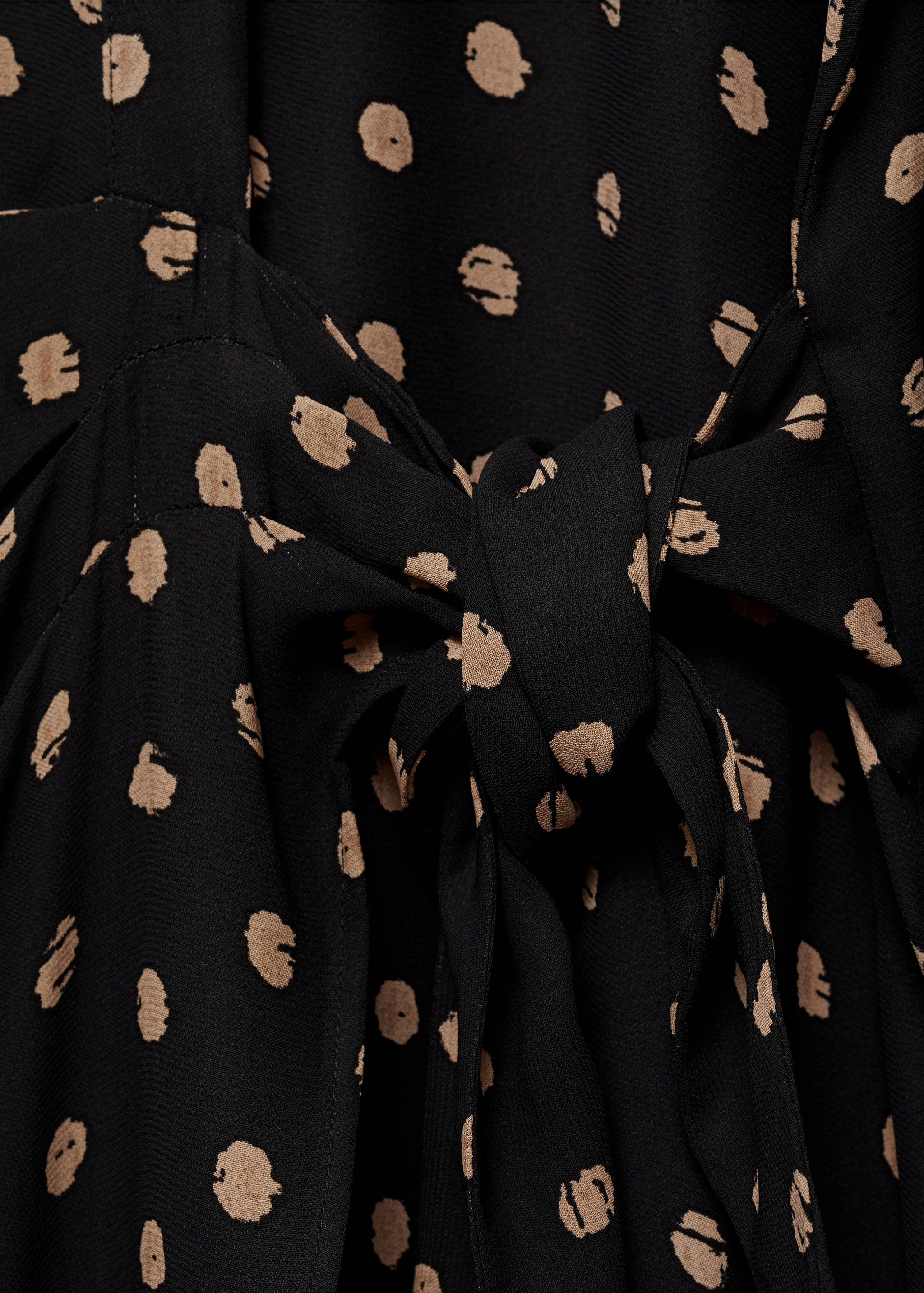 Košilové šaty s puntíky a detailem uzlu - Detail zboží 0, Černá. Ref: 87004080-00.