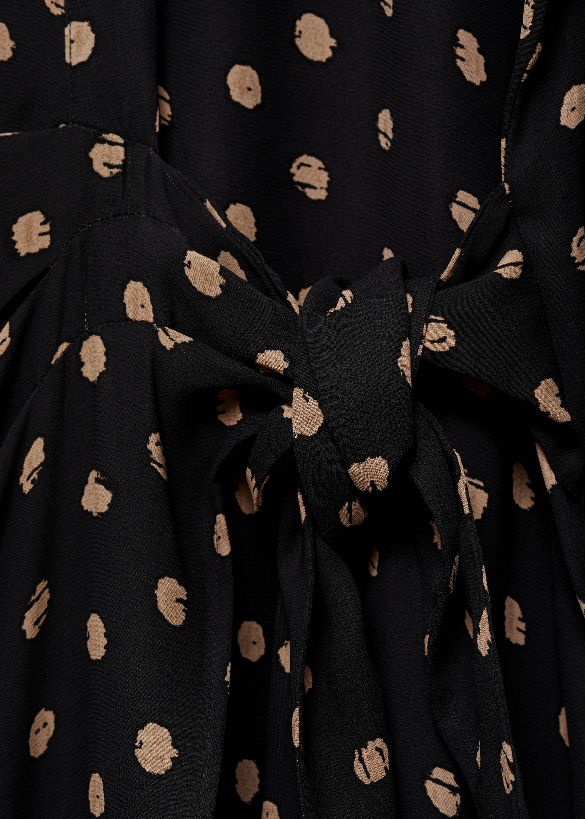 Sukienka koszulowa w grochy z ozdobnym wiązaniem - Szczegóły artykułu 0