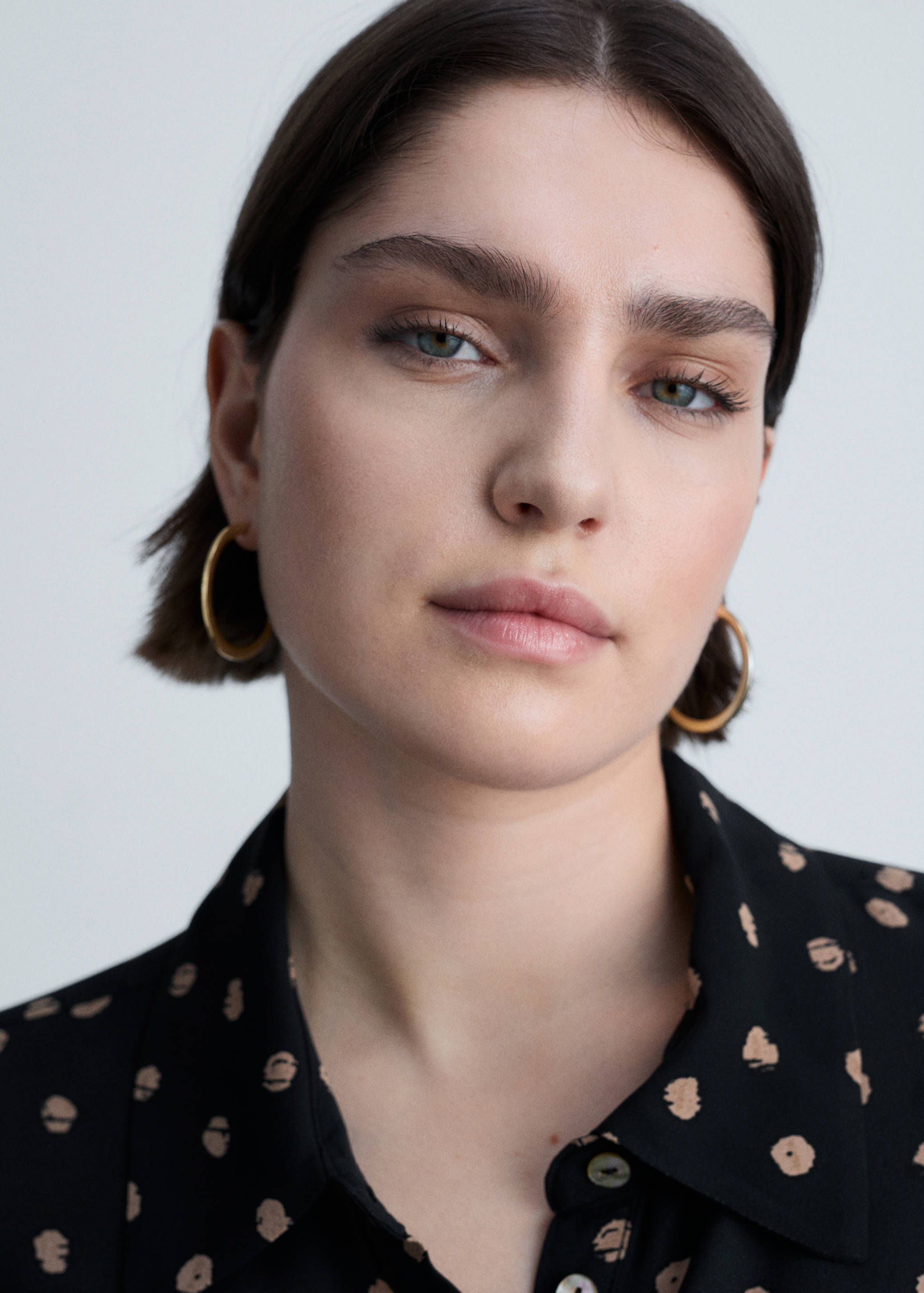 Sukienka koszulowa w grochy z ozdobnym wiązaniem - Szczegóły artykułu 4