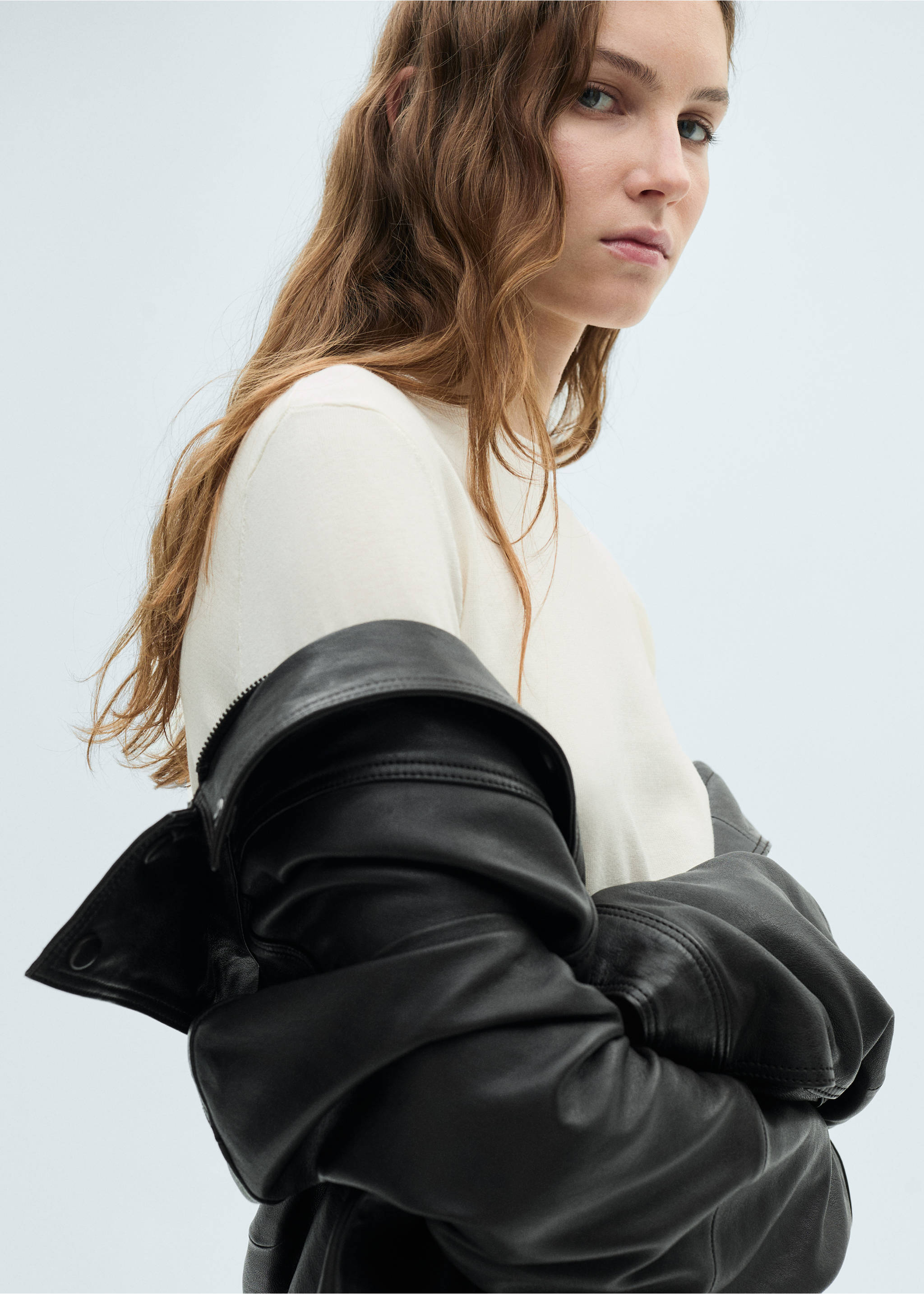 V-neck knit sweater - Medium plane, Ecru. Ref: 87004082-00.