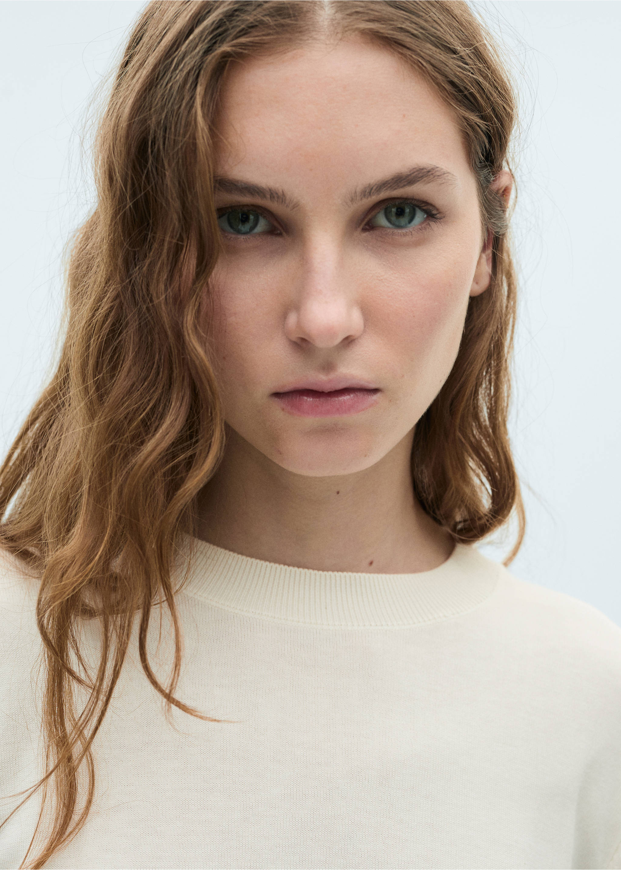 V-neck knit sweater - Details of the article 1, Ecru. Ref: 87004082-00.