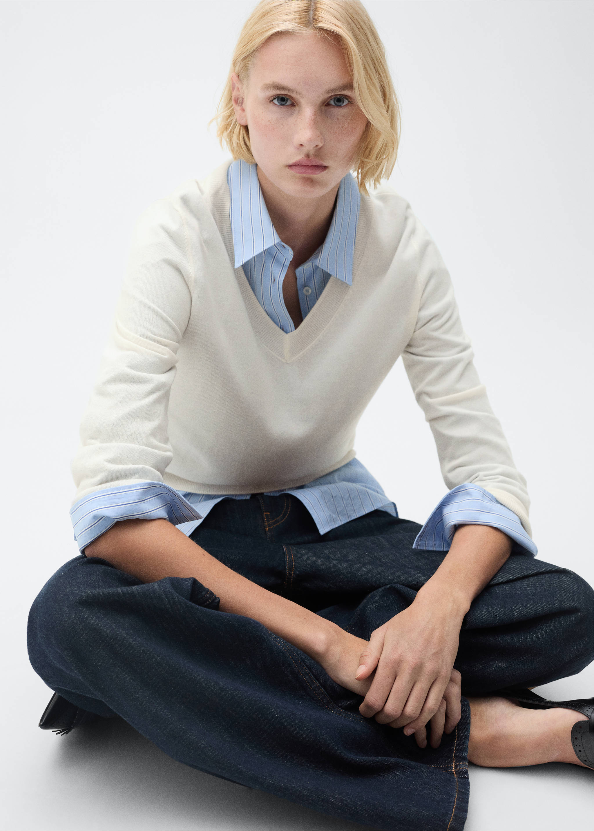 V-neck knit sweater - Details of the article 2, Ecru. Ref: 87004082-00.