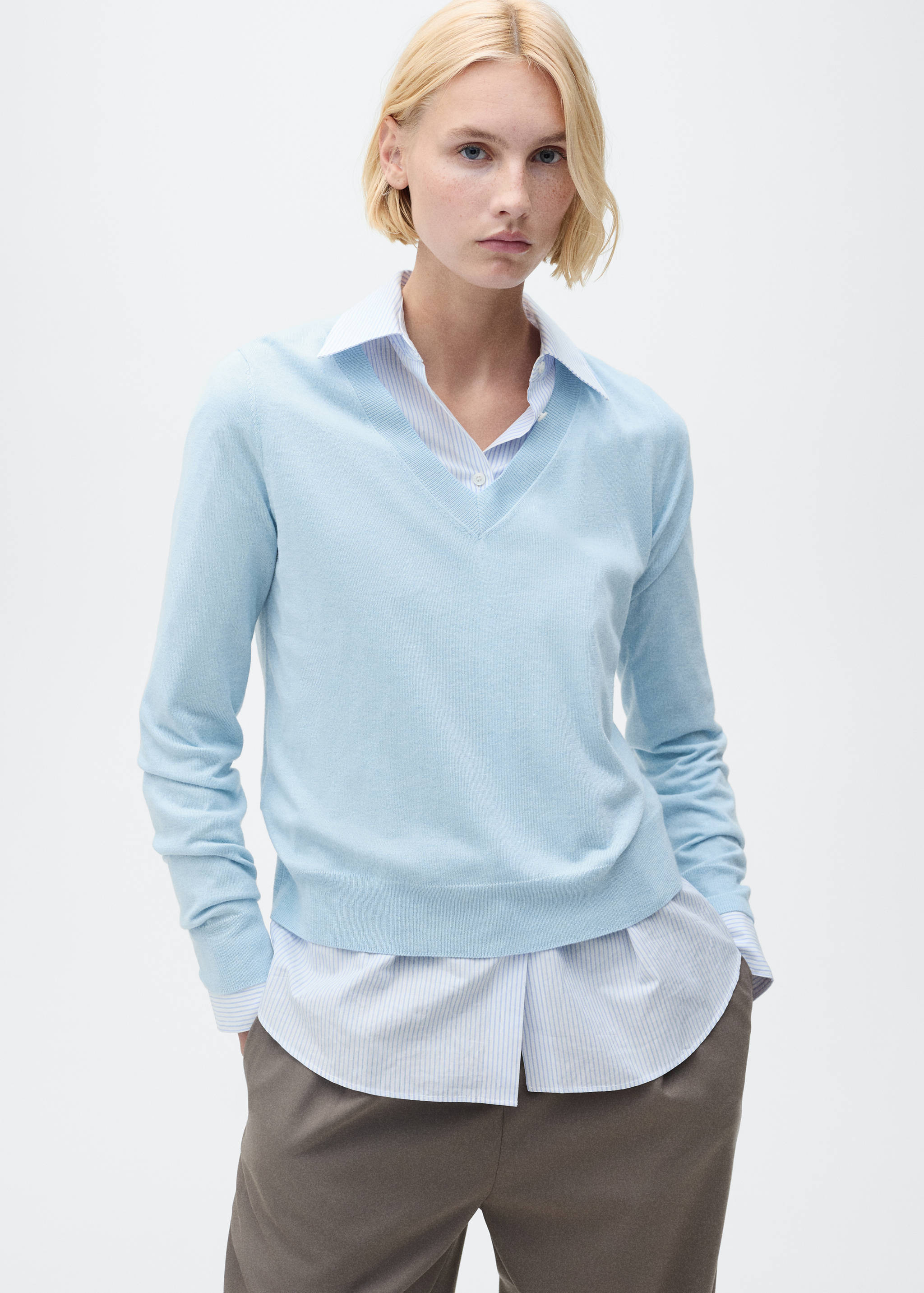 Strickpullover mit V-Ausschnitt - Mittlere Ansicht