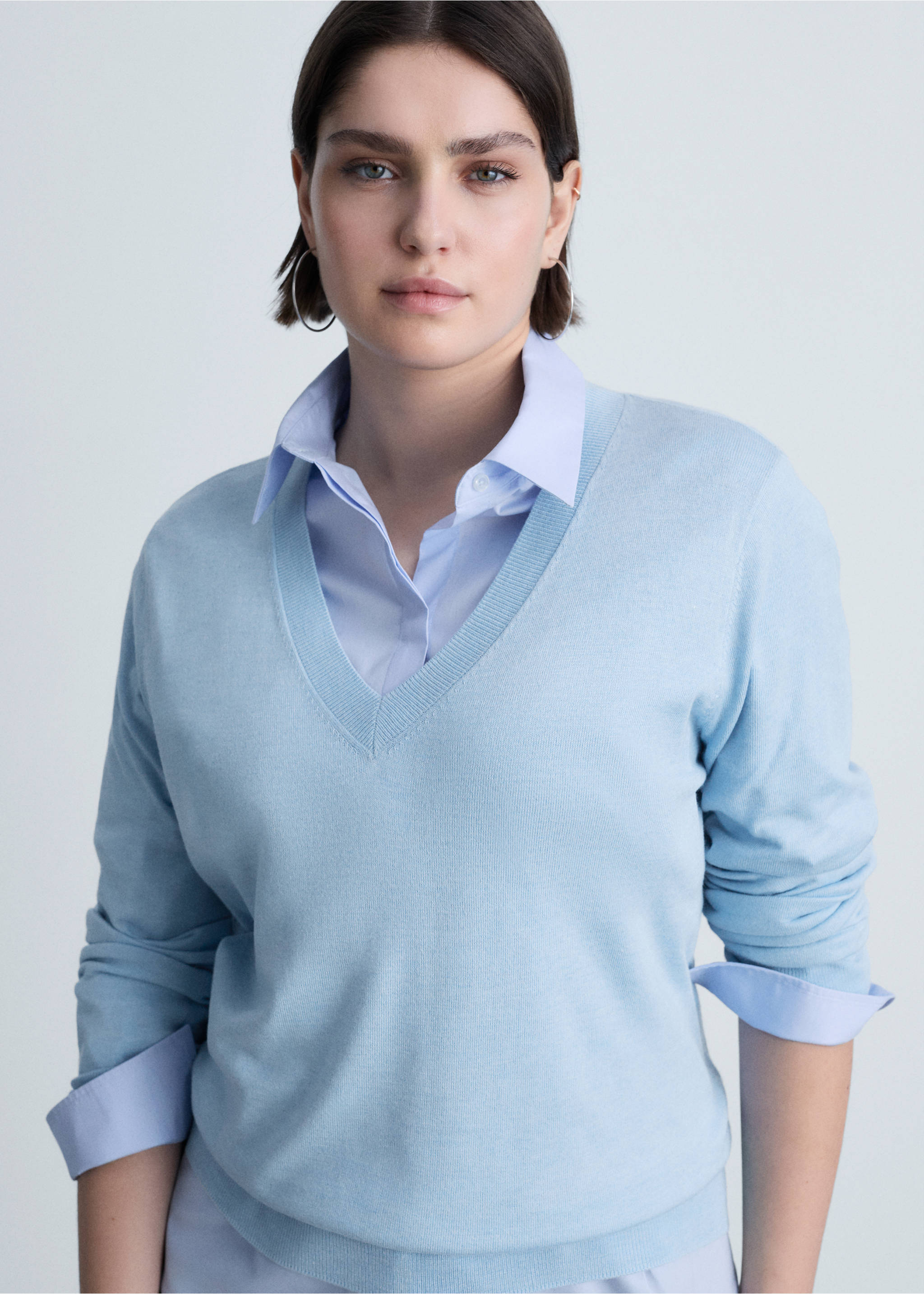 Strickpullover mit V-Ausschnitt - Detail des Artikels 5, Himmelblau. Ref: 87004082-00.