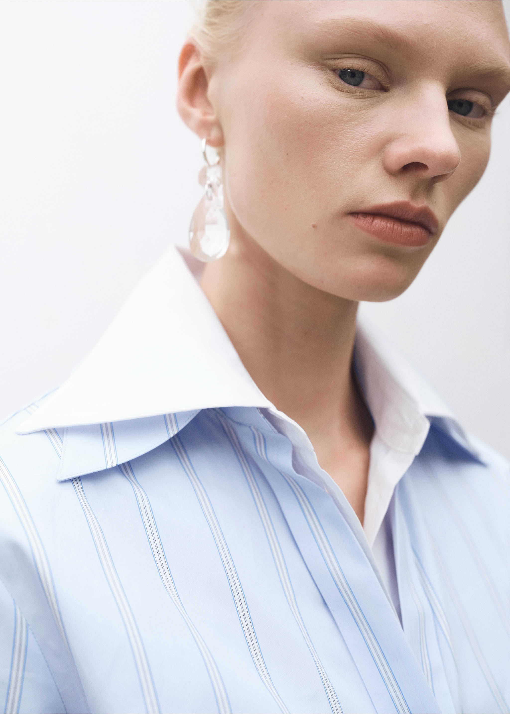 Gestreiftes Regular-Hemd aus Baumwolle - Detail des Artikels 1, Himmelblau. Ref: 87004086-00.