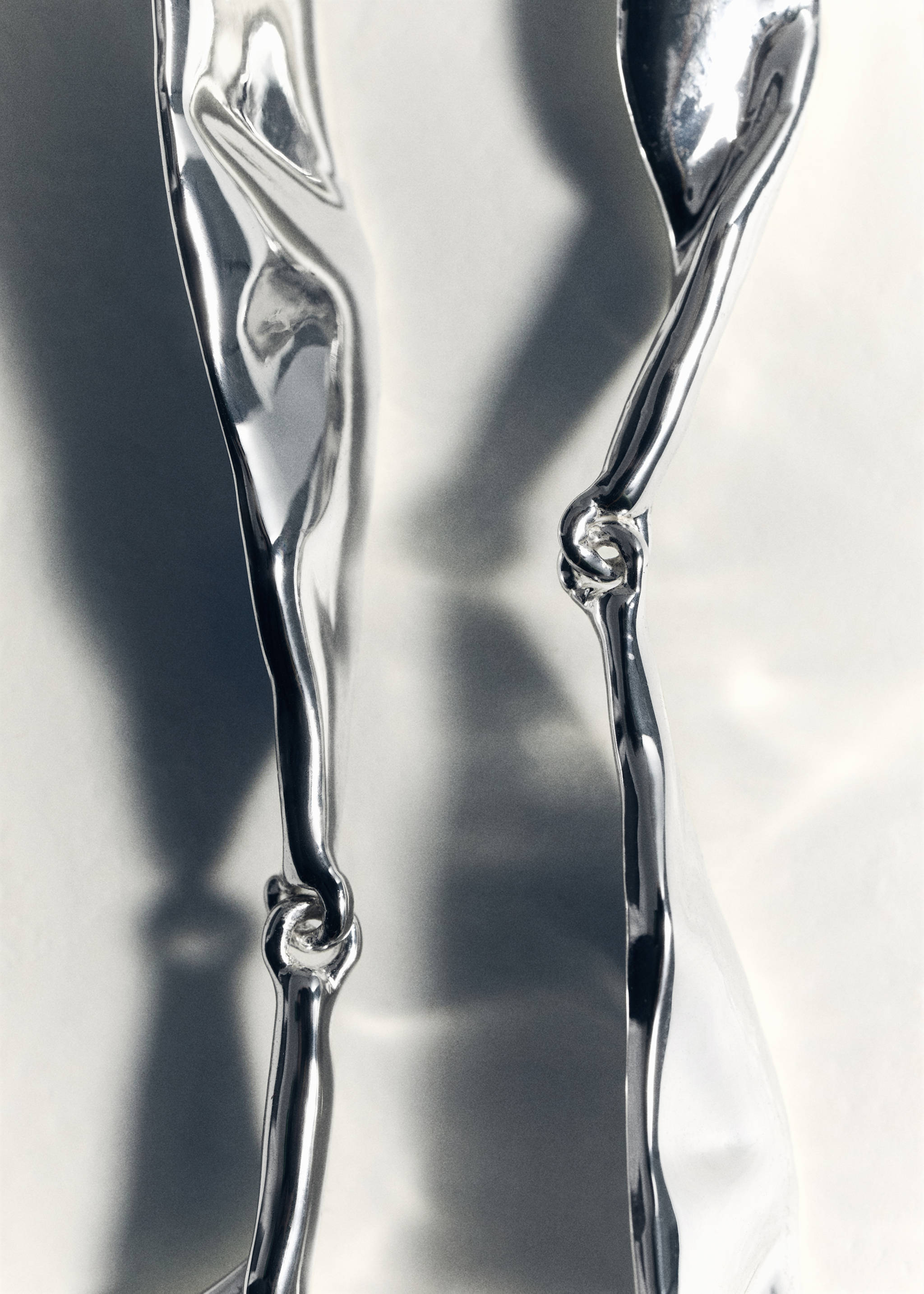 Rigid textured earrings - Details of the article 5