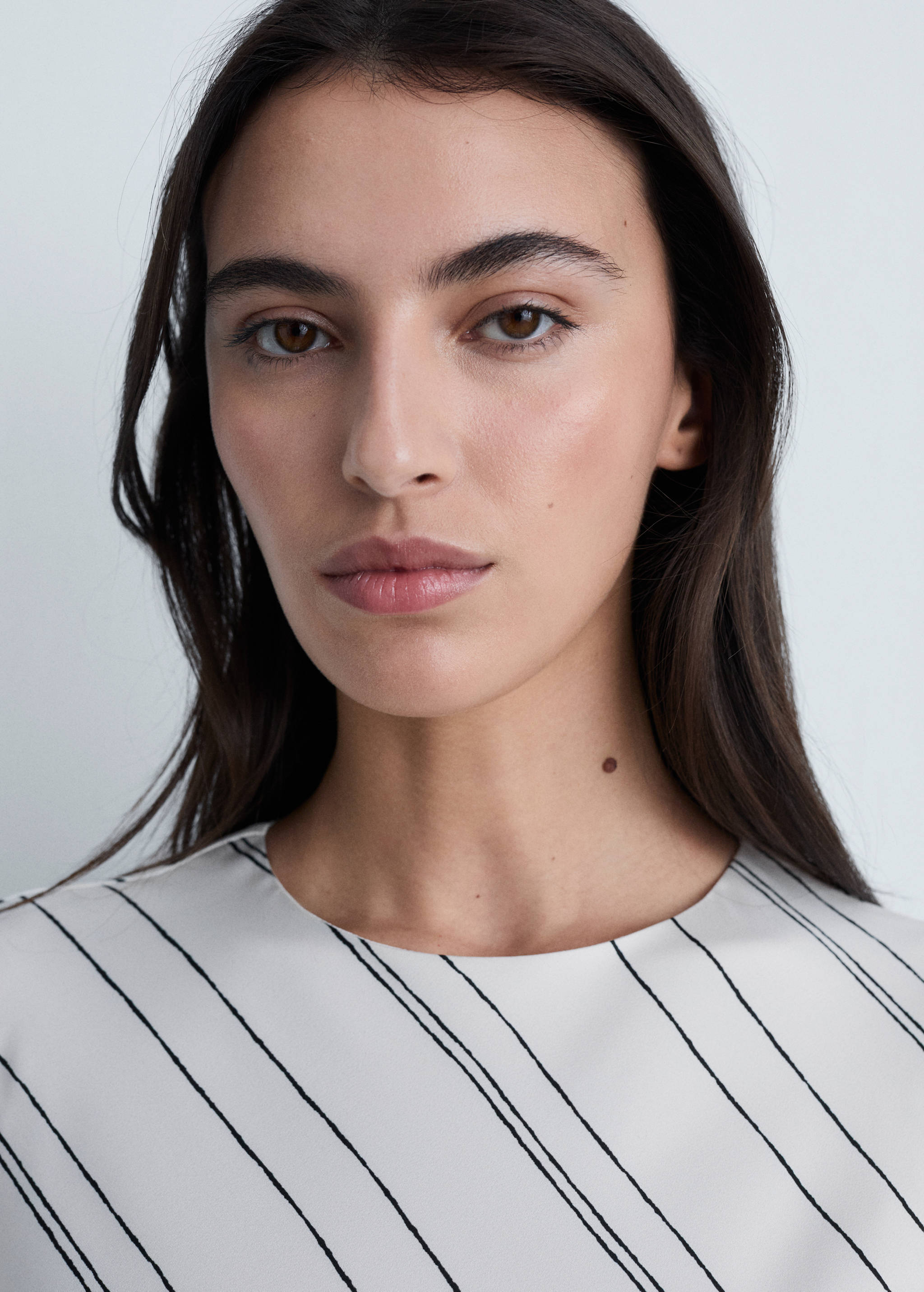 Gestreiftes Satinkleid - Mittlere Ansicht