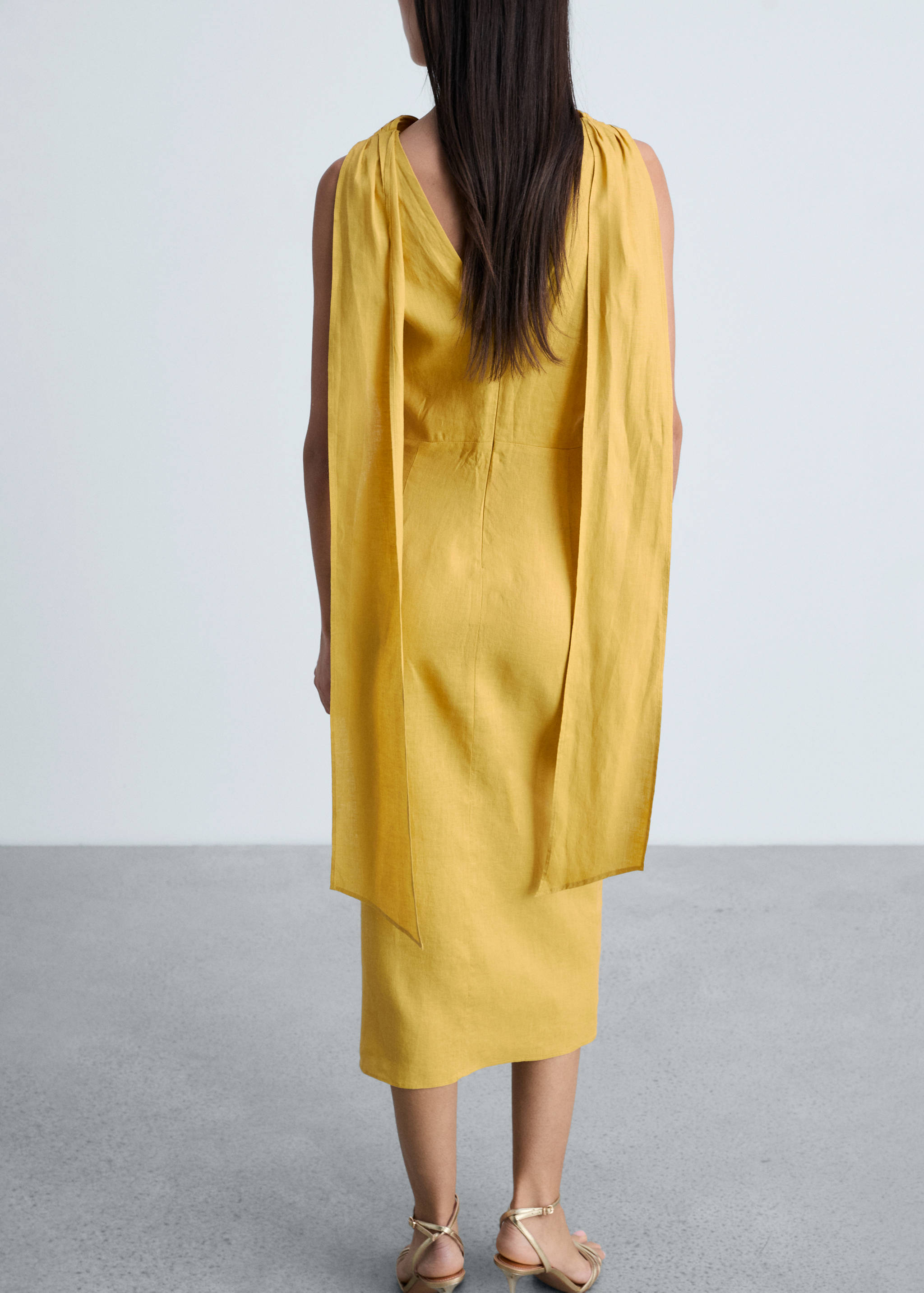 Midikleid aus Leinen mit Falten - Rückseite des Artikels