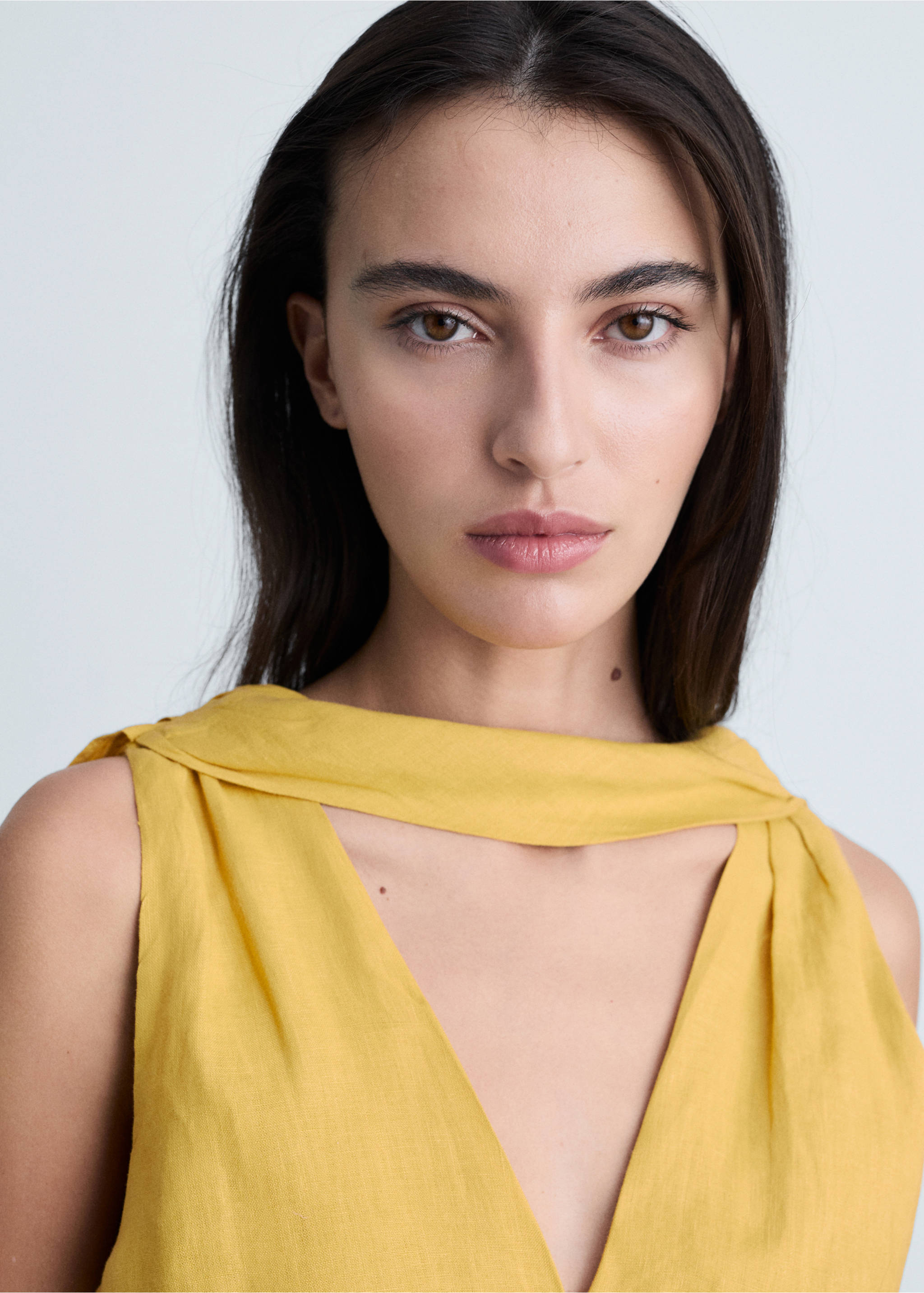 Midikleid aus Leinen mit Falten - Detail des Artikels 1, Senfgelb. Ref: 87004784-00.