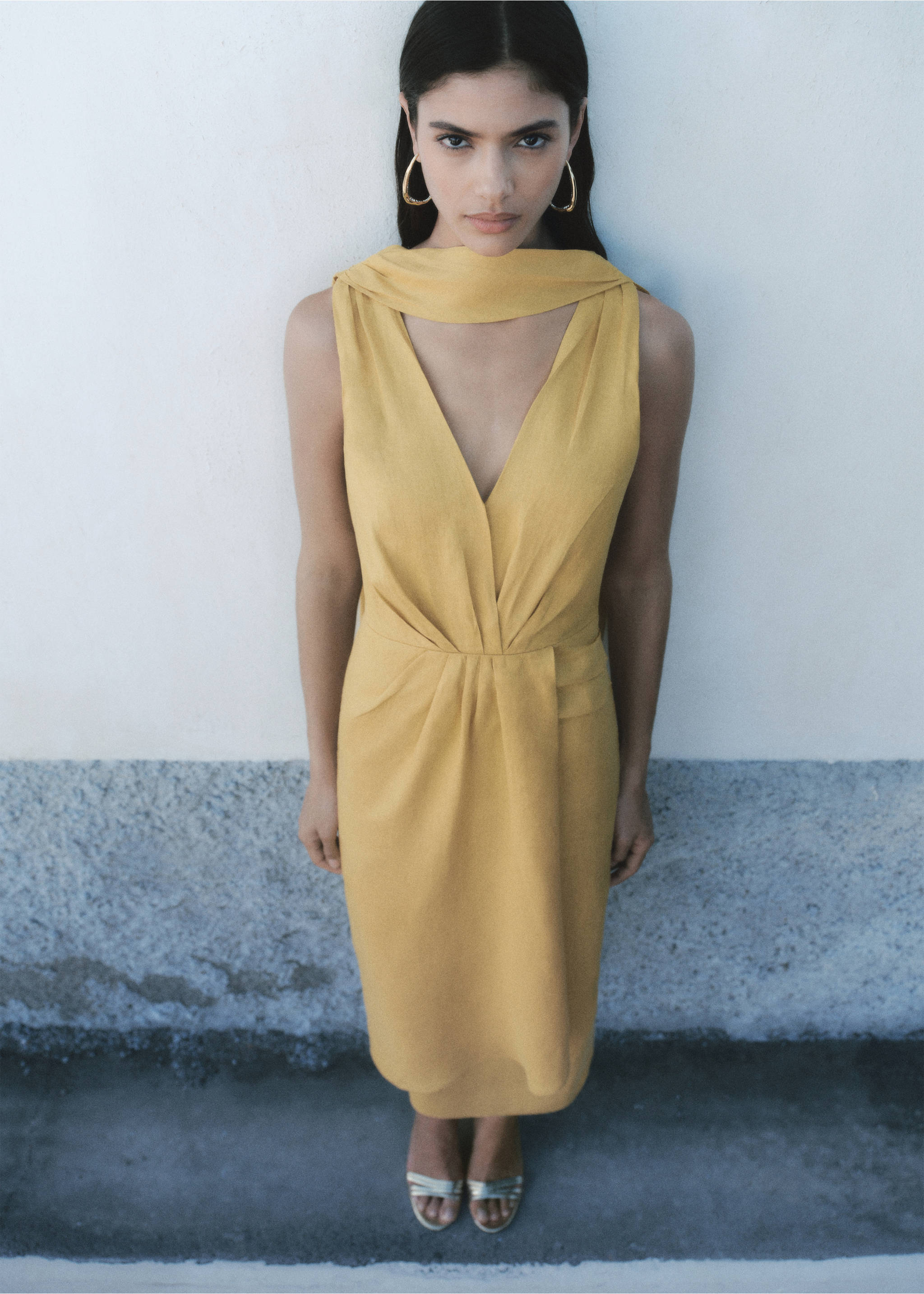 Midikleid aus Leinen mit Falten - Detail des Artikels 7, Senfgelb. Ref: 87004784-00.