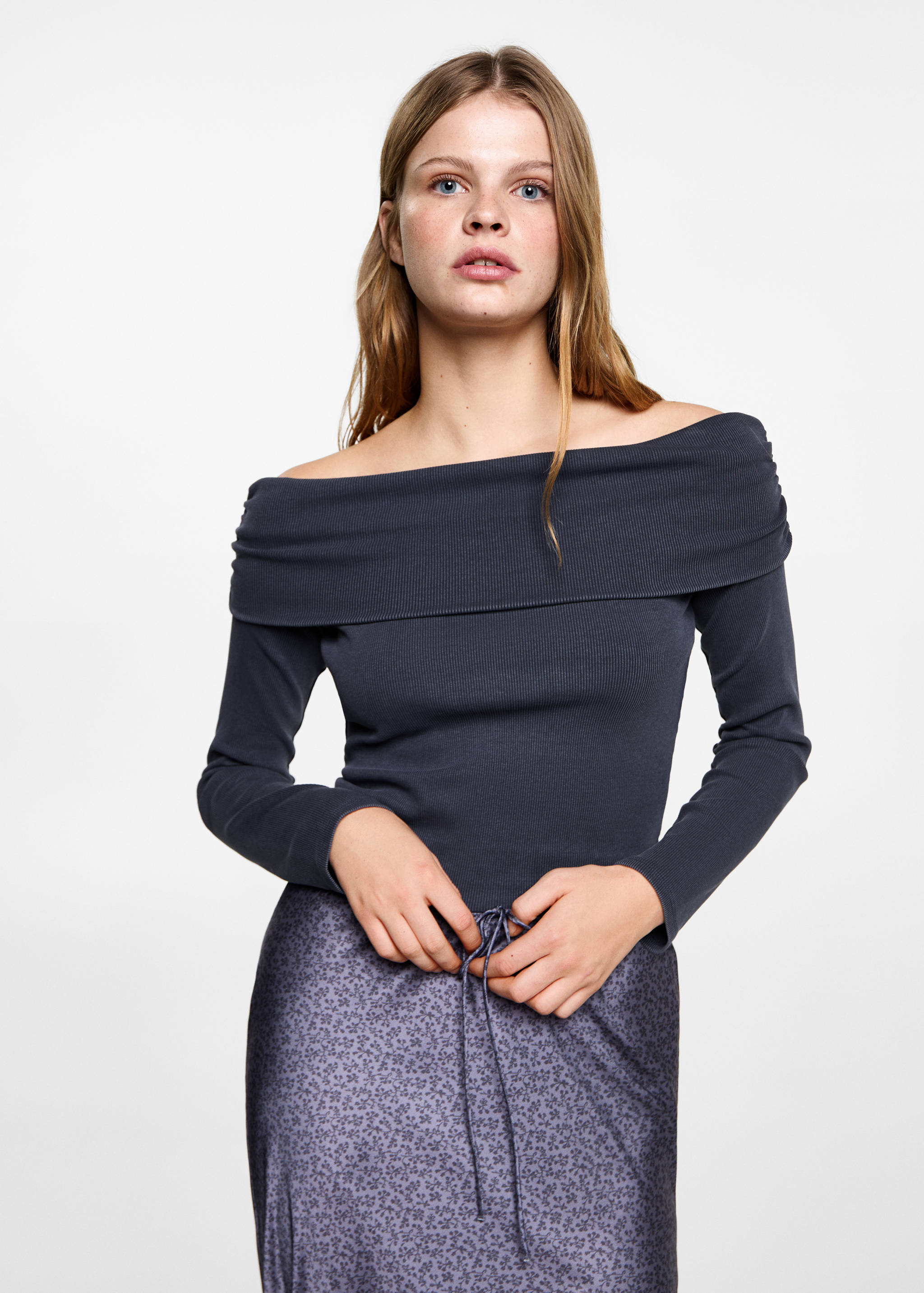 Off-shoulder T-shirt - Medium plane